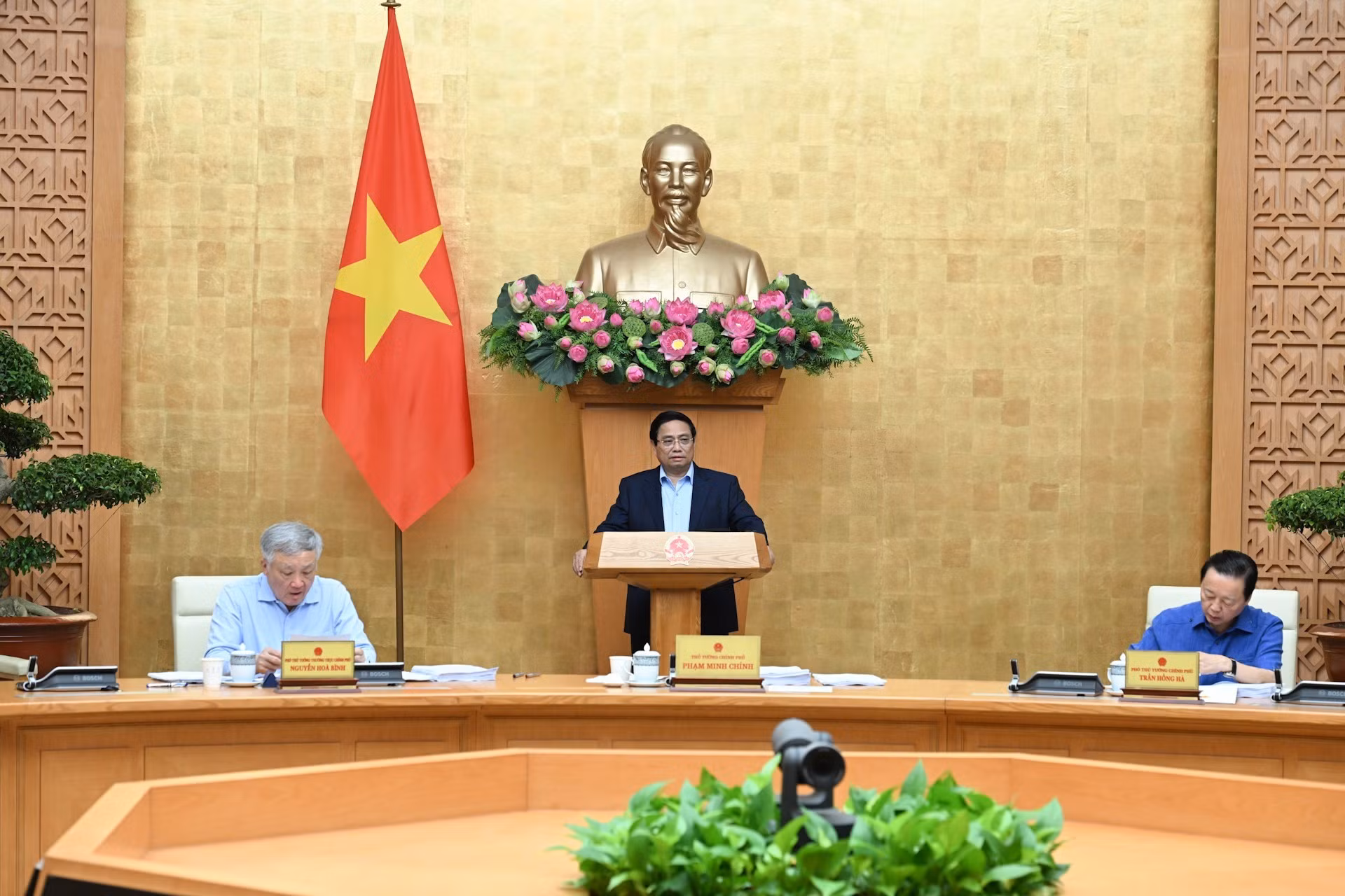 [Foto] Premier vietnamita preside reunión gubernamental de agosto
