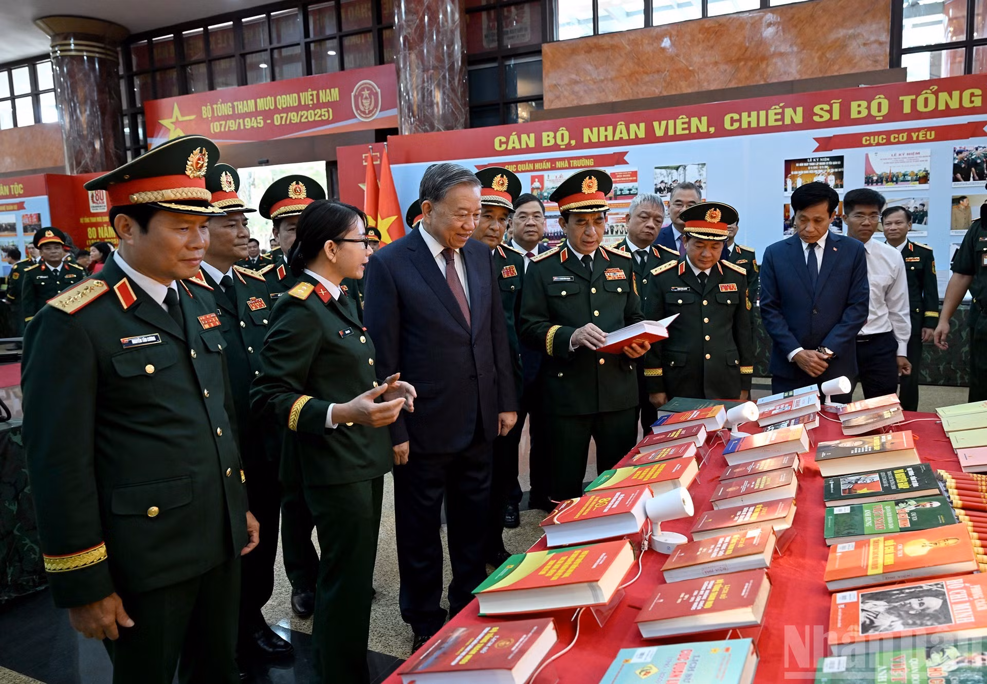 El secretario general del PCV, To Lam, y jefes castrenses recorren una exposición in situ.
