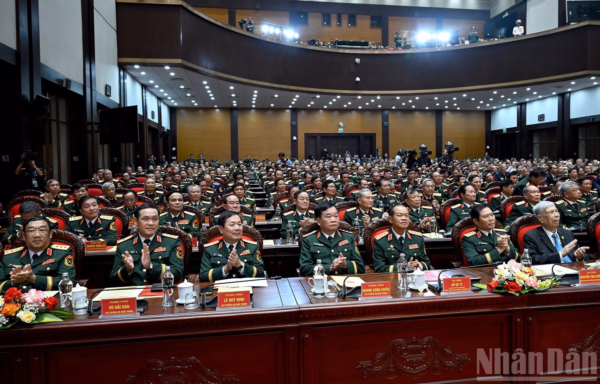 Representantes de la Comisión Militar Central, del Ministerio de Defensa y otras partes.