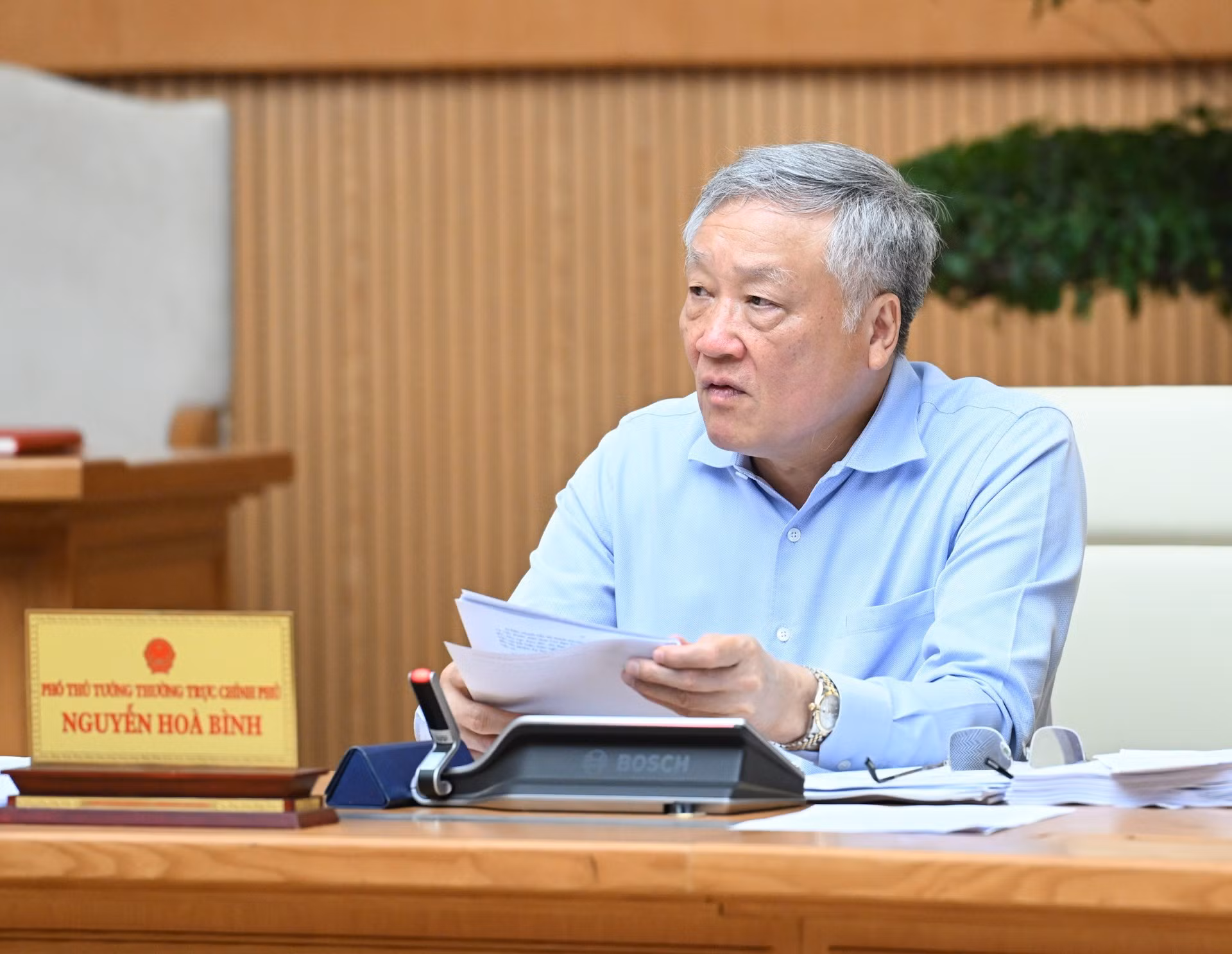 El vice primer ministro permanente, Nguyen Hoa Binh, tiene la palabra.