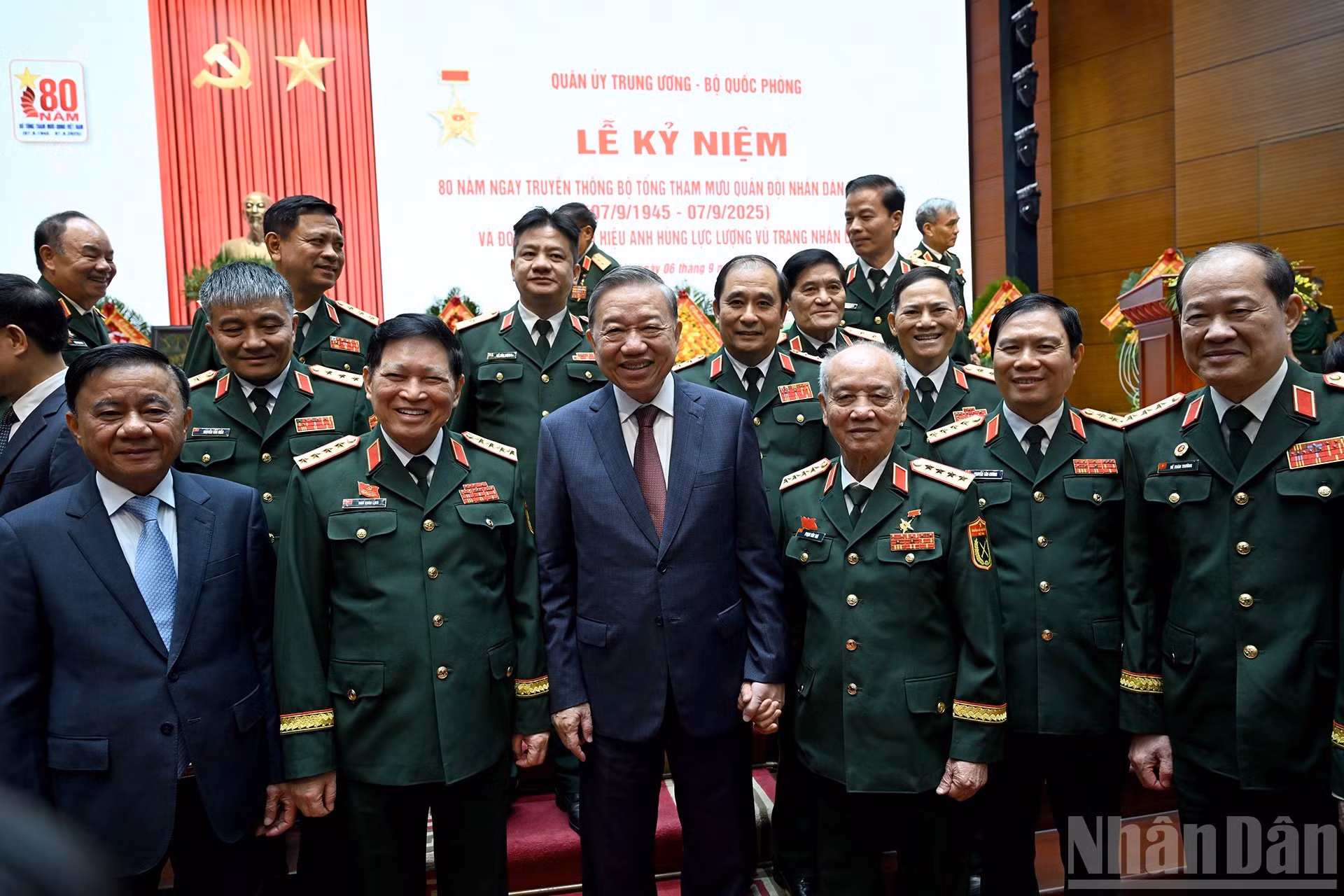 El secretario general To Lam, junto al miembro permanente del Secretariado del Comité Central del Partido, Tran Cam Tu (primero a la izquierda), y delegados militares.