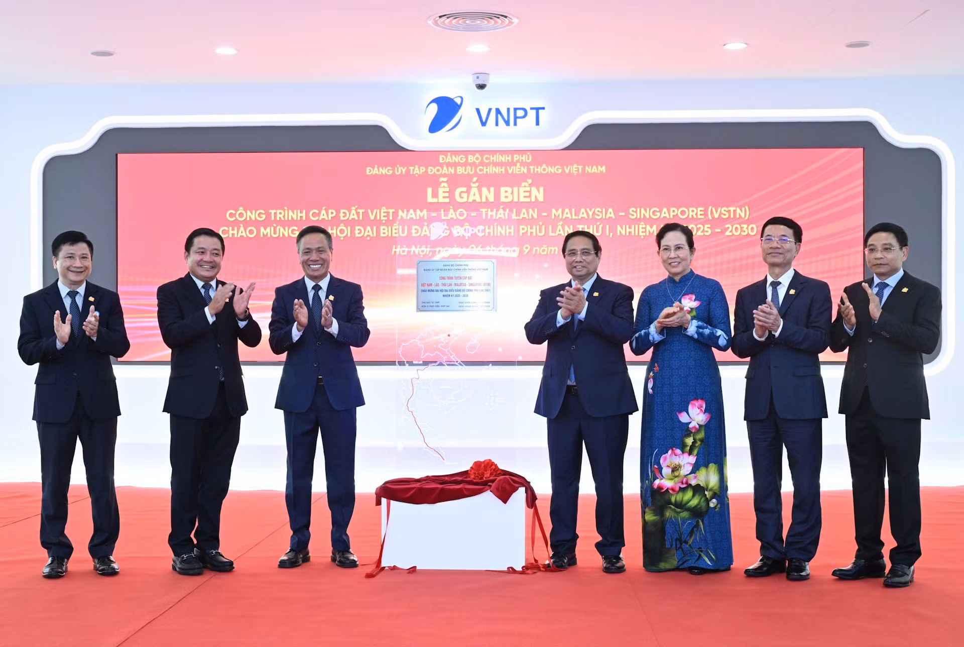 El jefe de Gobierno y delegados realizan el acto de colocación de placa nominal para un proyecto de cable terrestre Vietnam-Laos-Tailandia-Malasia-Singapur del Grupo VNPT.