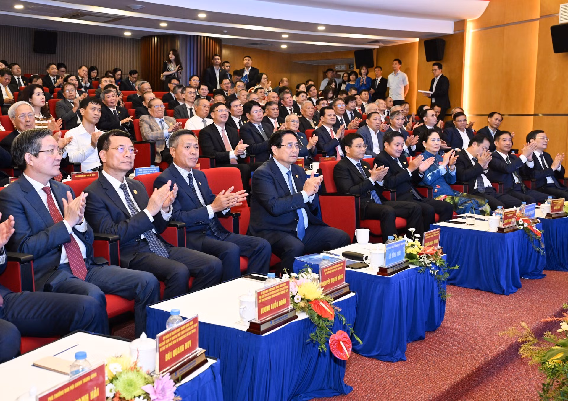 El premier Pham Minh Chinh y delegados al acto.