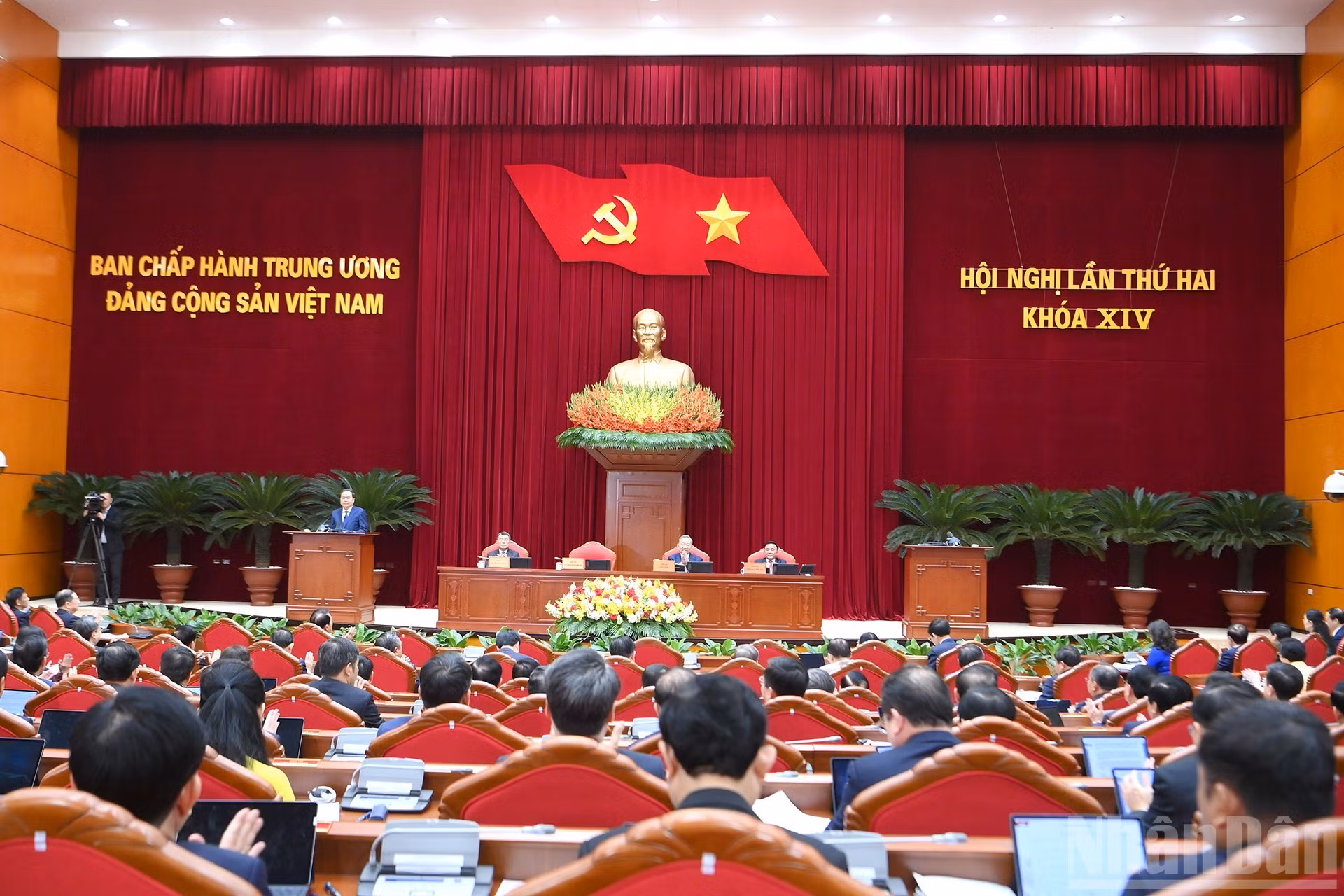 La sesión de clausura del pleno se produce bajo la conducción del miembro del Buró Político del Comité Central del PCV y presidente de la Asamblea Nacional, Tran Thanh Man.