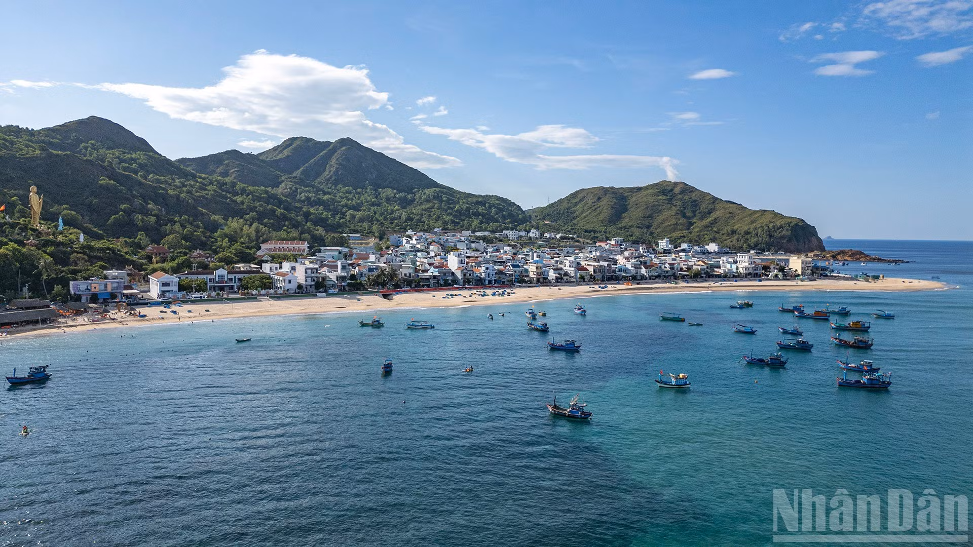 Este curioso arrecife se ha convertido en una atracción turística en la aldea de Nhon Hai.