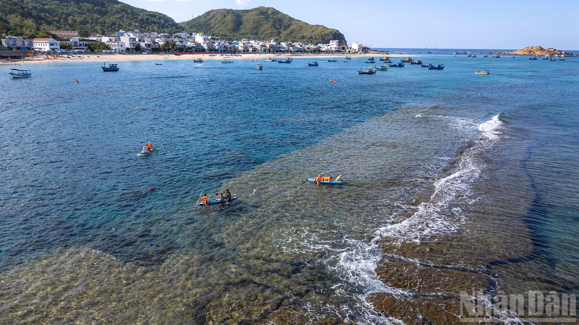 El arrecife emerge durante la marea baja.