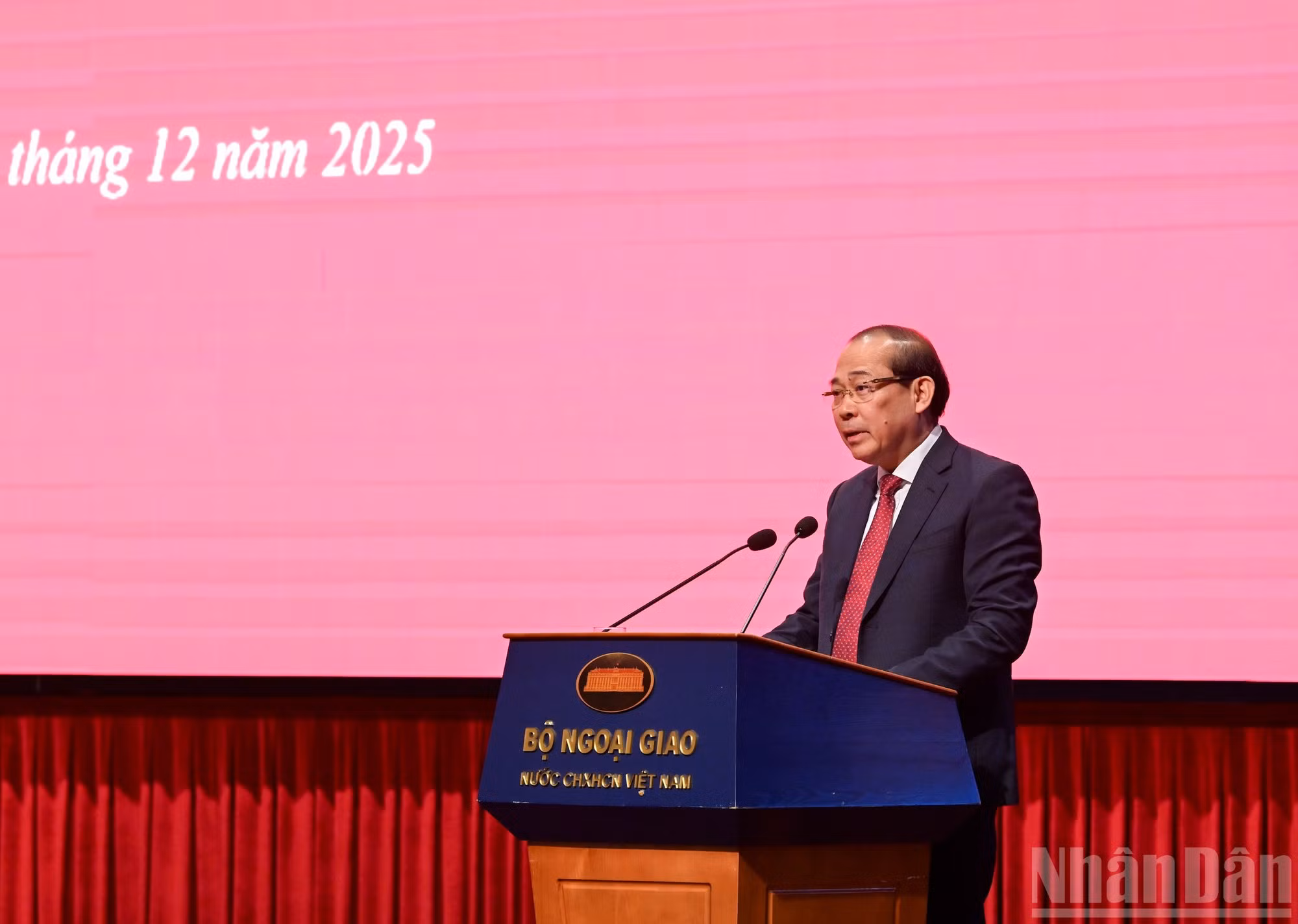 El vicepresidente del Comité Central del Frente de la Patria de Vietnam Hoang Cong Thuy presenta un ponencia.