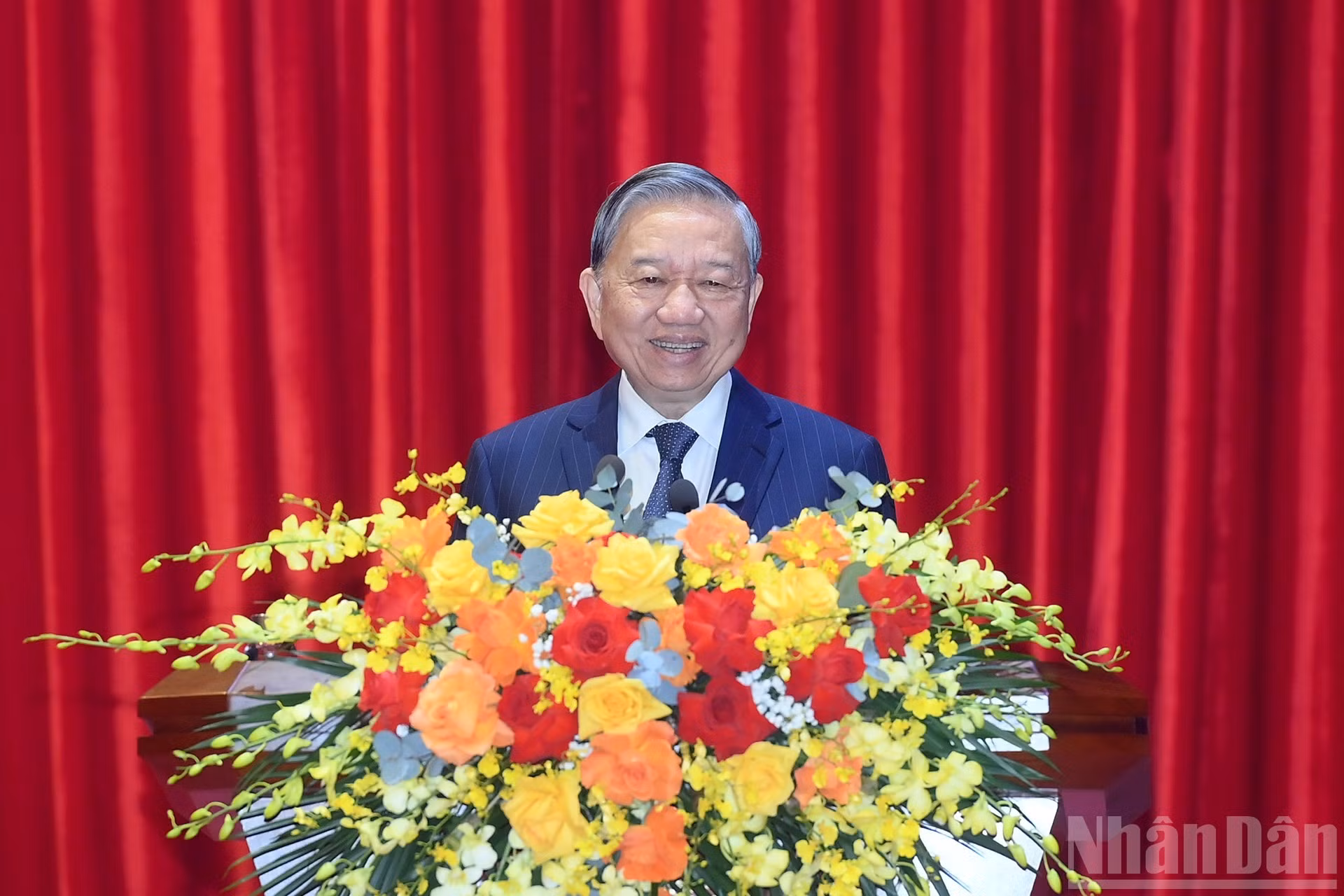El secretario general del Partido Comunista de Vietnam, To Lam, da palabras.