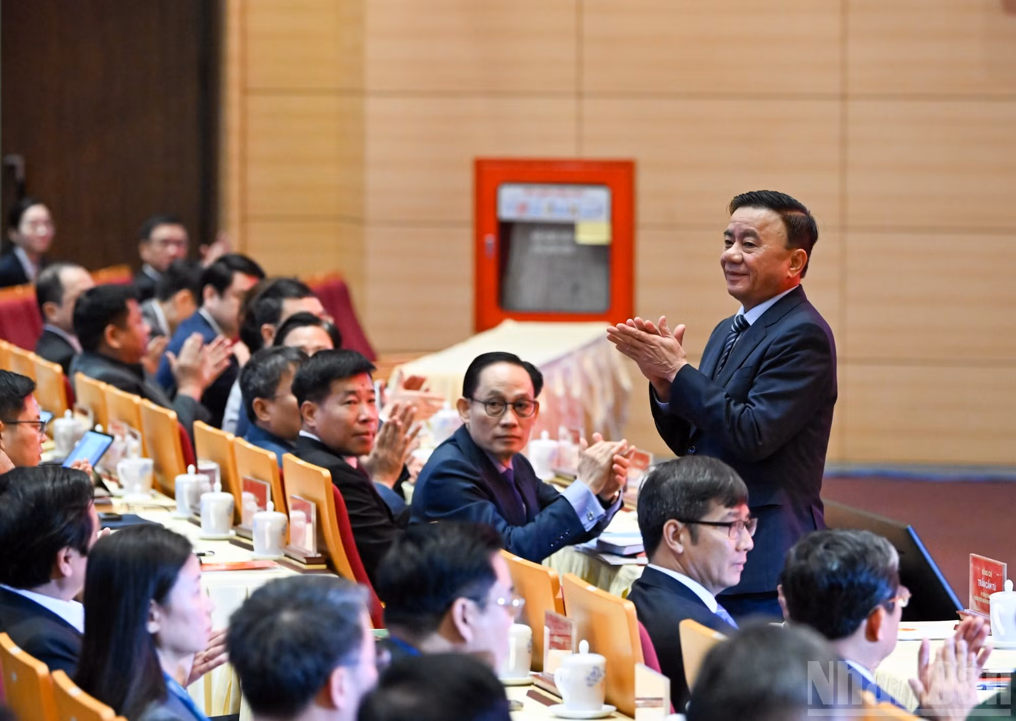 El miembro del Buró Político y permanente del Secretariado del Comité Central del Partido Comunista de Vietnam, Tran Cam Tu, asiste a la cita.