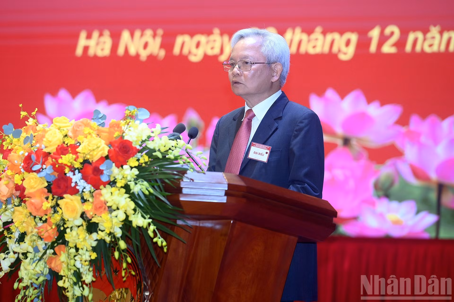 El profesor y doctor Ta Ngoc Tan, vicepresidente permanente del Consejo Teórico Central, presenta una ponencia.