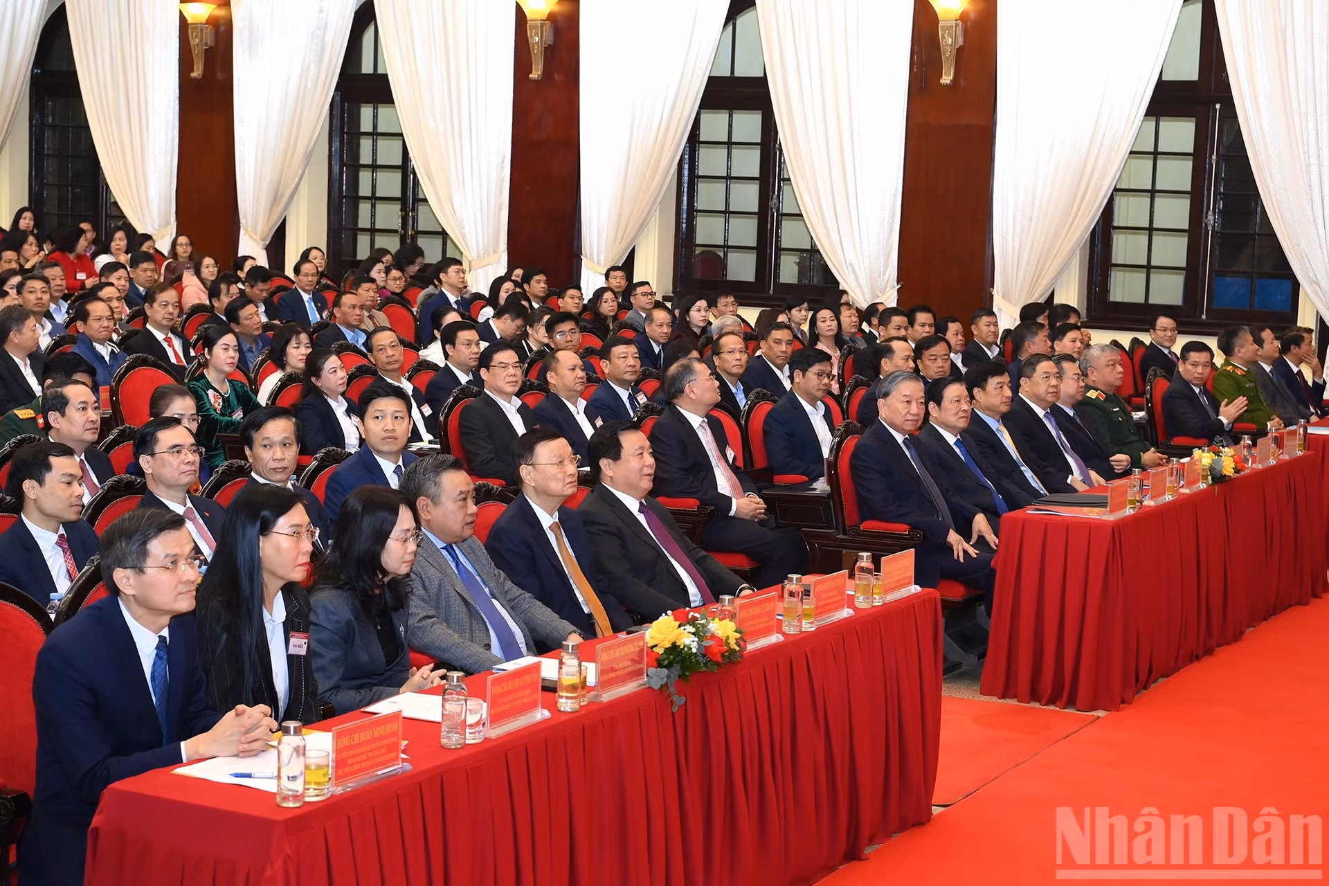 El secretario general del Partido Comunista de Vietnam, To Lam, y delegados al coloquio.