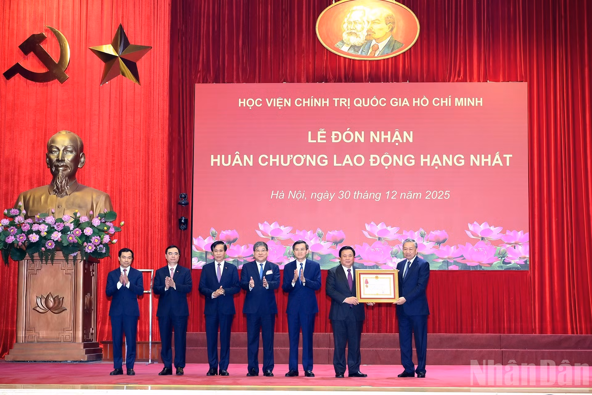 El dirigente partidista entrega la Orden del Trabajo de primera clase a la Academia Nacional de Política Ho Chi Minh.
