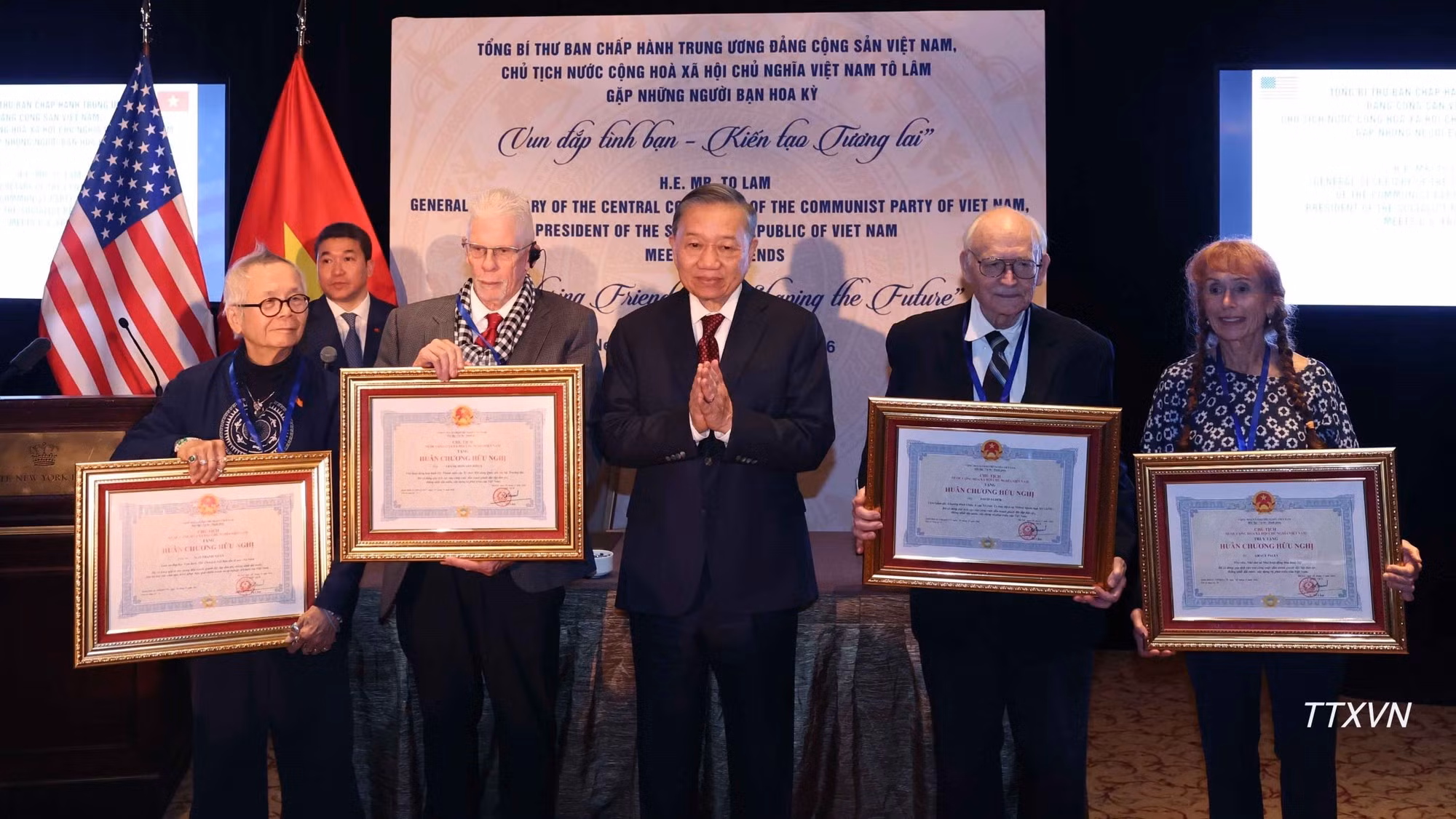 El secretario general del Partido Comunista y presidente de Vietnam, To Lam, condecora con la Medalla de Amistad a amigos estadounidenses.