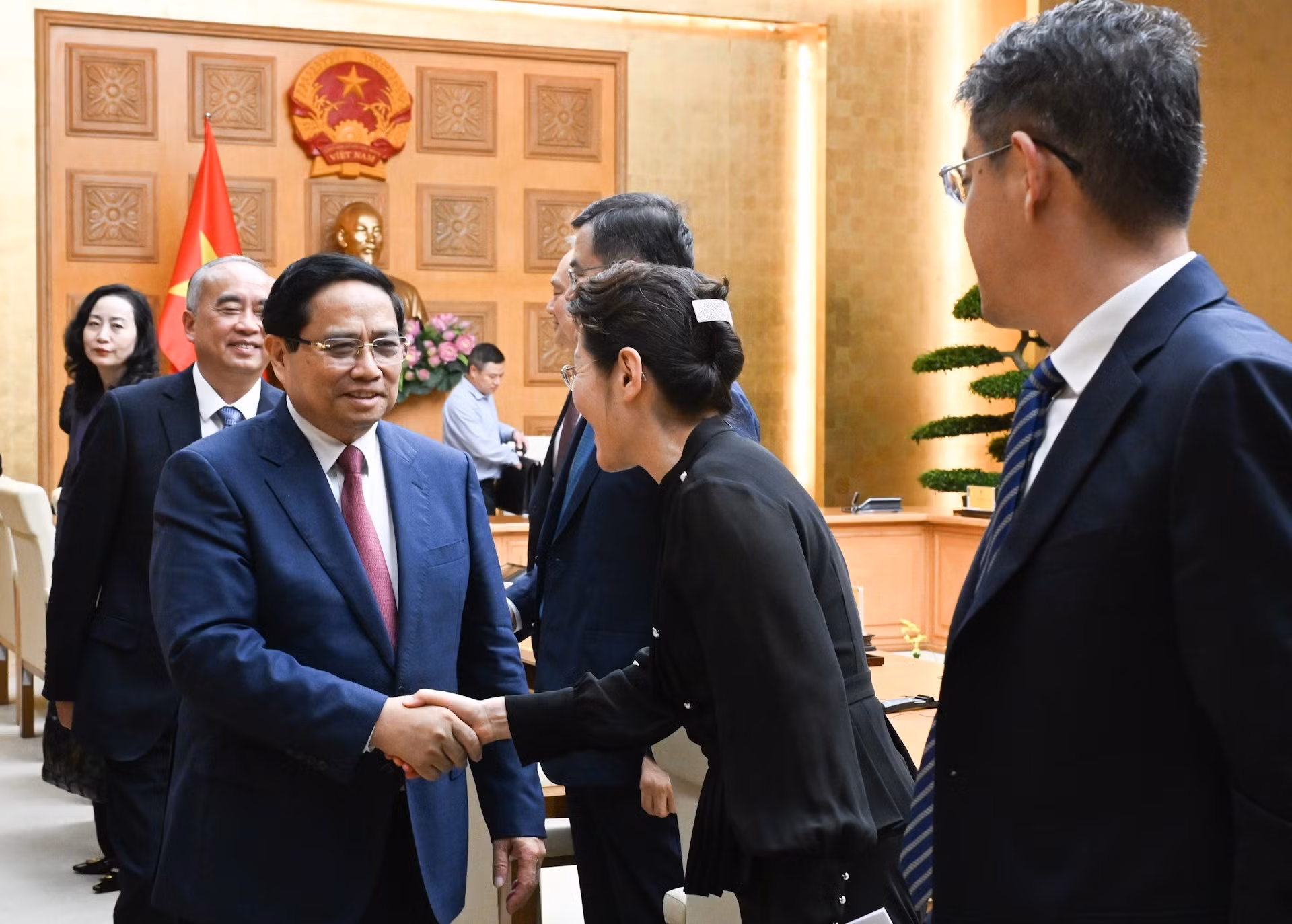 El primer ministro Pham Minh Chinh recibe a miembros de la delegación encabezada por Lin Wu.