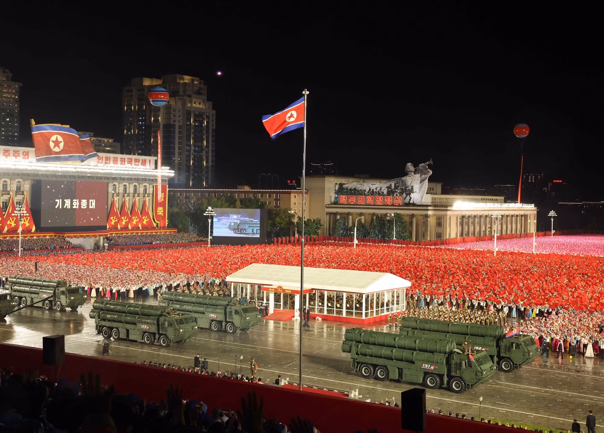 Vista del desfile militar en conmemoración del 80º aniversario de la fundación del Partido del Trabajo de Corea.