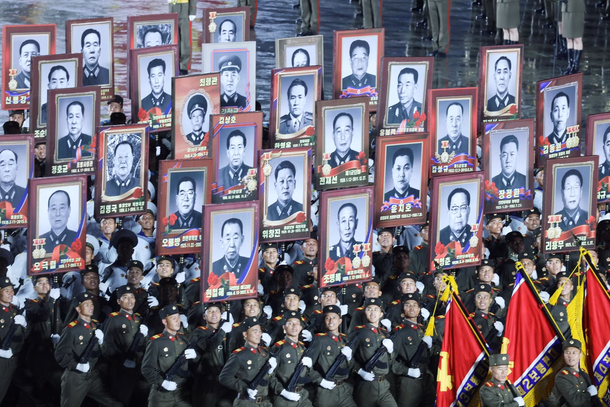 Vista del desfile militar en conmemoración del 80º aniversario de la fundación del Partido del Trabajo de Corea.