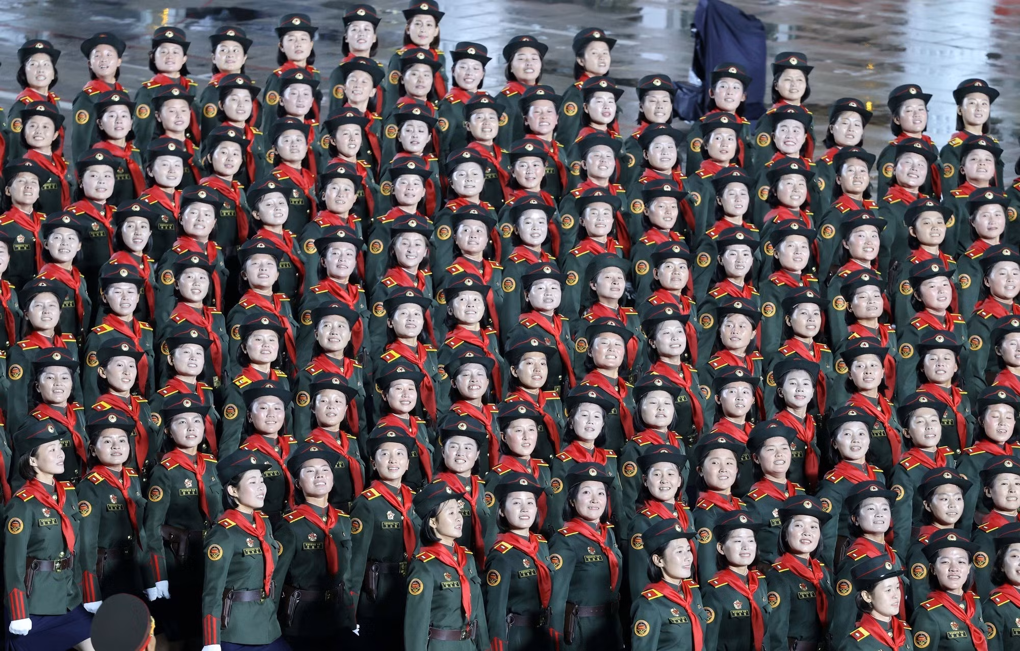 Vista del desfile militar en conmemoración del 80º aniversario de la fundación del Partido del Trabajo de Corea.