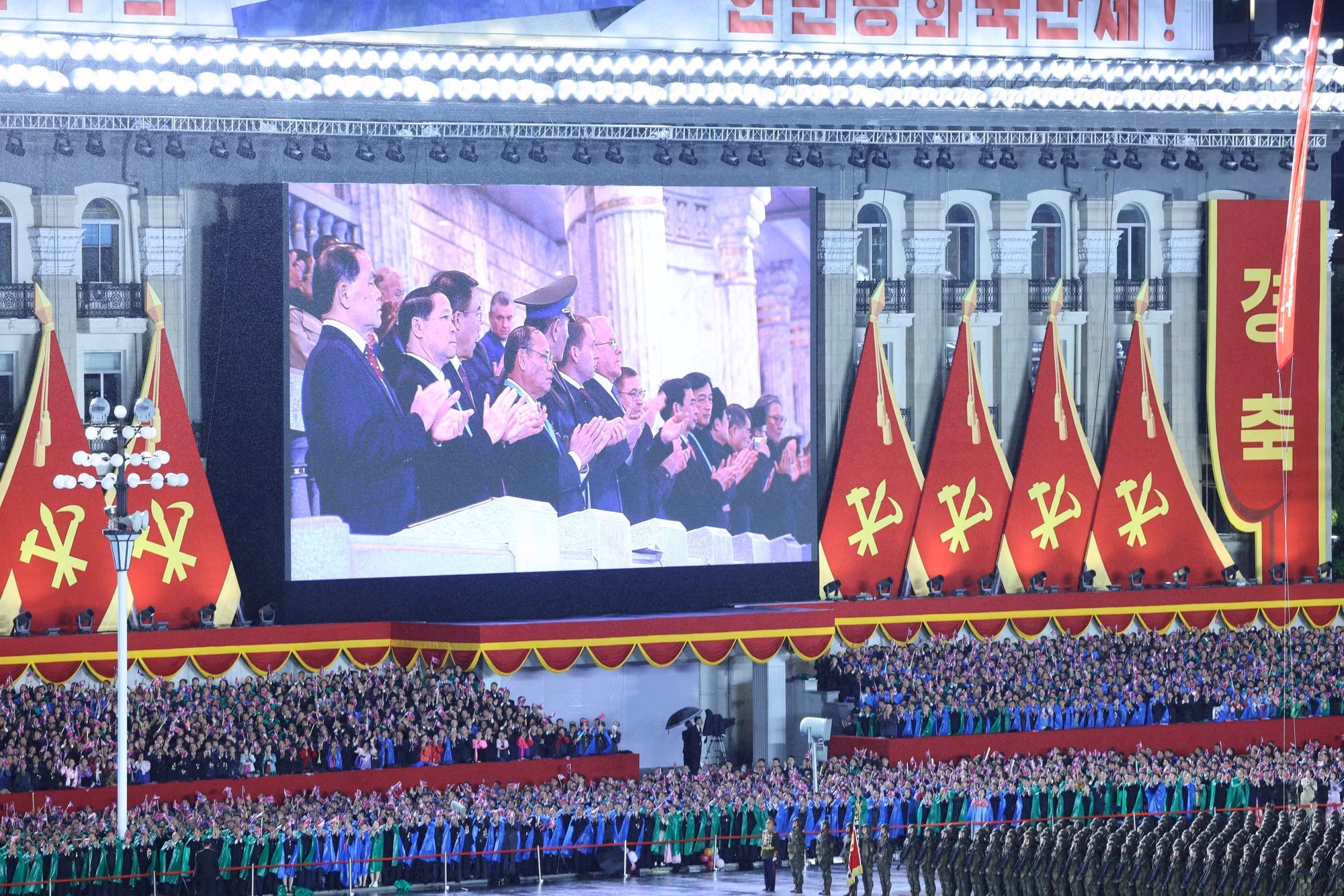 Vista de la Plaza Kim Il Sung, en la capital norcoreana, Pyongyang, durante la ceremonia conmemorativa.