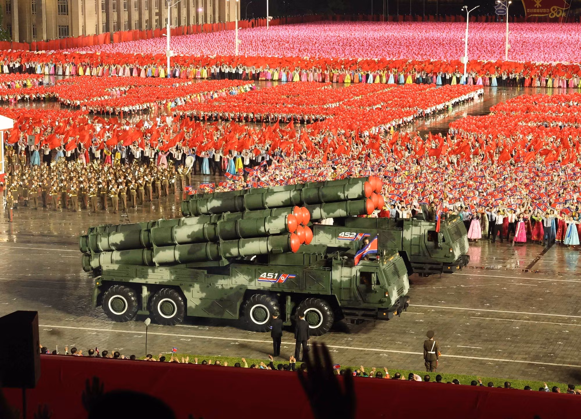 Vista del desfile militar en conmemoración del 80º aniversario de la fundación del Partido del Trabajo de Corea.