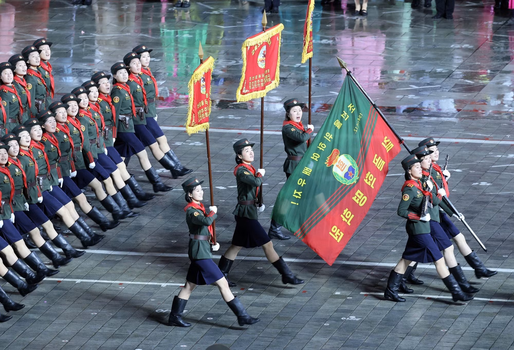 Vista del desfile militar en conmemoración del 80º aniversario de la fundación del Partido del Trabajo de Corea.