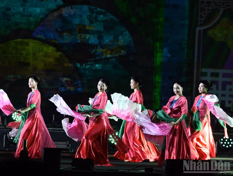 Actuación artística en saludo al primer Festival de las Culturas del Mundo en Hanói.