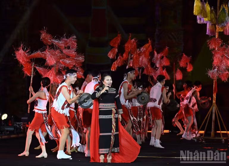 Actuación artística en saludo al primer Festival de las Culturas del Mundo en Hanói.