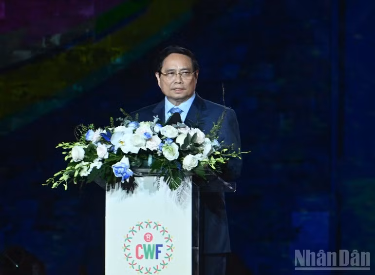 El primer ministro de Vietnam, Pham Minh Chinh, da palabras.