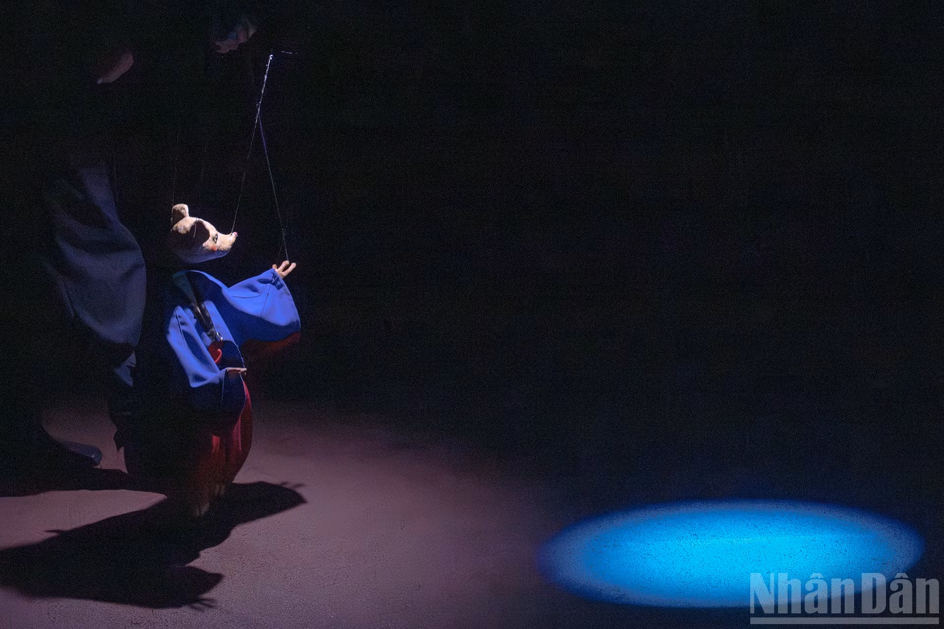 En esta obra no hay letras, solo música, sonidos y melodías cantadas por pueblos indígenas. Este método innovador de teatralización ayuda a narrar la realidad de una manera flexible, humorística y a la vez con insinuaciones.