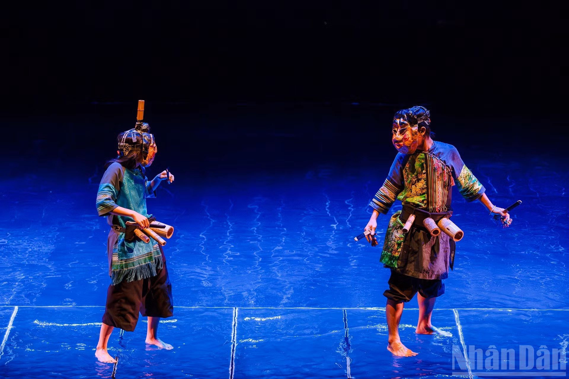 Con animadas máscaras folclóricas, coloridos trajes de brocado y accesorios puramente vietnamitas elaborados por ellos mismos, los artistas recrean de forma vivaz y creativa imágenes, ritmos y el espíritu de las herencias culturales tradicionales.