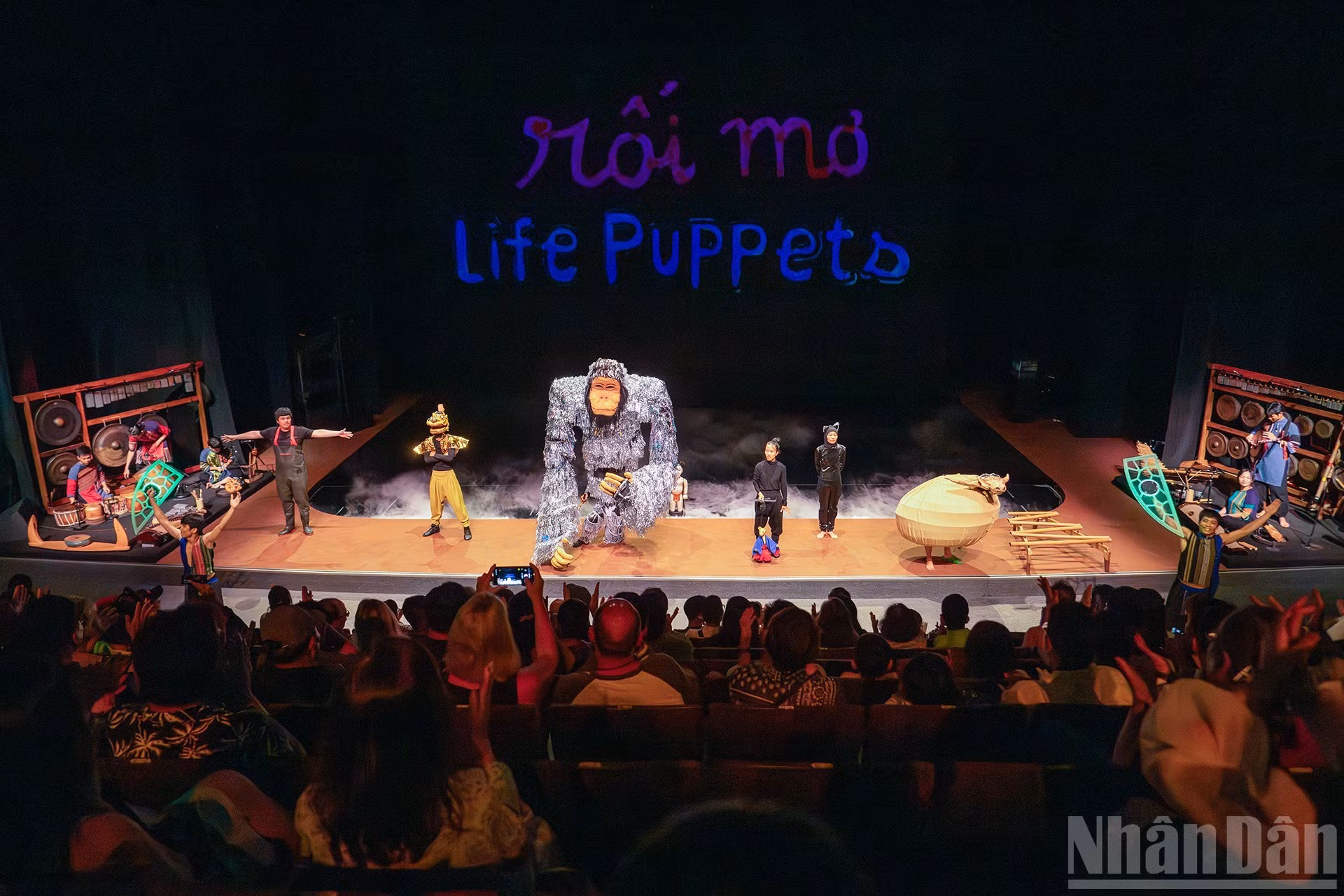 El Teatro Do no es solo un lugar de actuación, sino que se ha convertido en un espacio altamente estético donde se extraen con delicadeza y se recrean con creatividad materiales de la cultura folclórica. Ha marcado otro hito en la trayectoria del teatro vietnamita, en su camino para reafirmar su identidad en los intercambios internacionales.