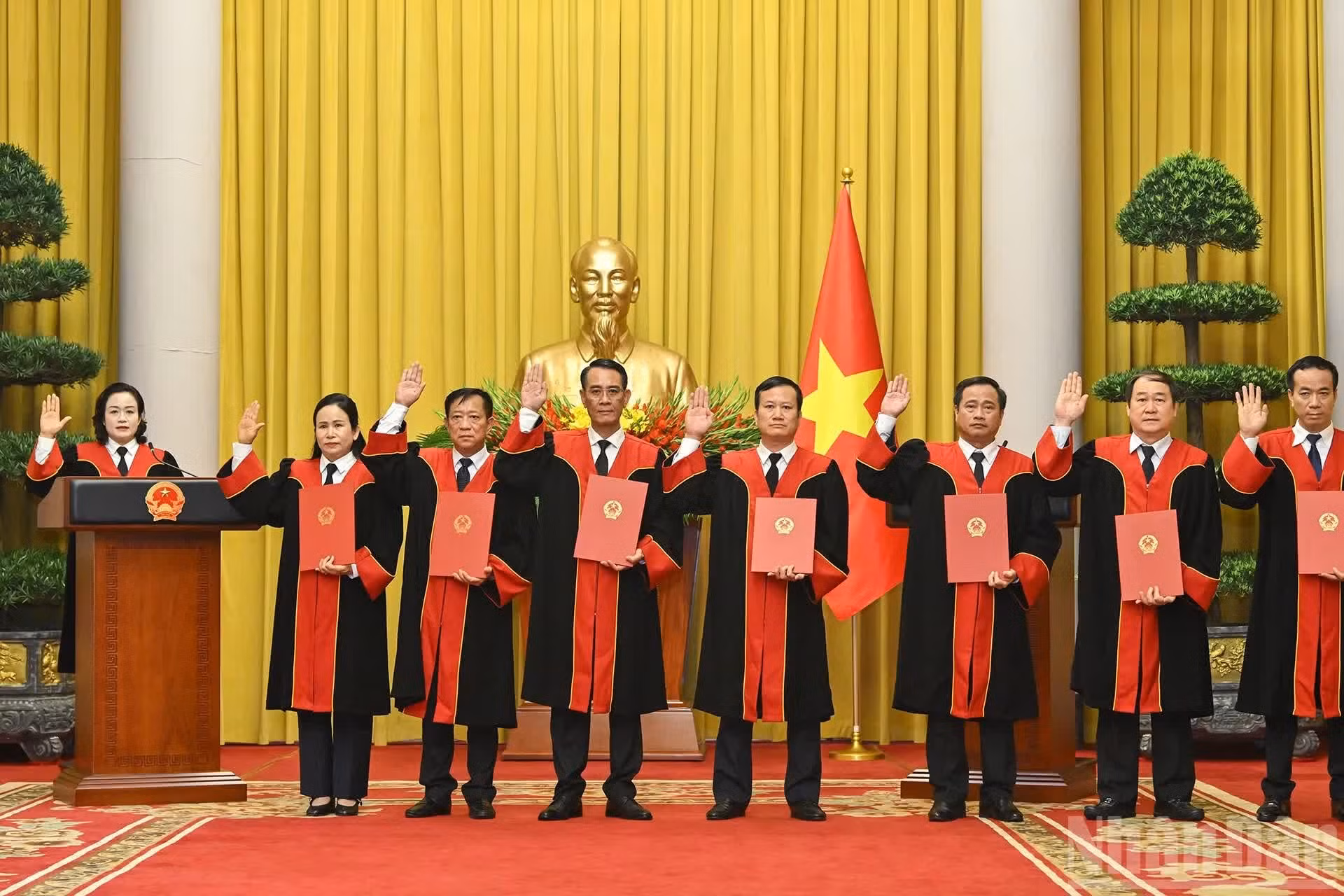 La nueva vicepresidenta del Tribunal Popular Supremo de Vietnam, Nguyen Hai Tram, y los demás jueces recién nombrados, prestan juramento.