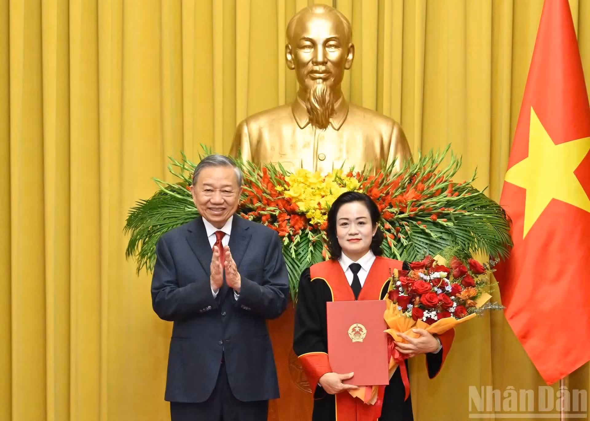 El secretario general del Partido Comunista de Vietnam y presidente del país, To Lam, otorga a Nguyen Hai Tram, uno de los nuevos jueces, la decisión que la nombra vicepresidente del Tribunal Popular Supremo.