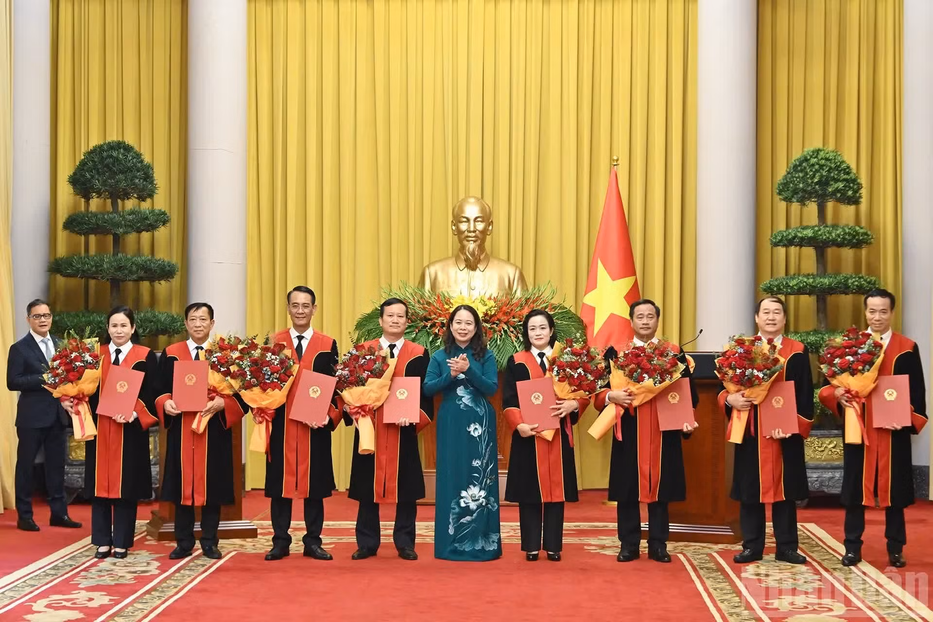La vicepresidenta de Vietnam, Vo Thi Anh Xuan, felicita a los miembros adicionales del máximo órgano judicial del país.