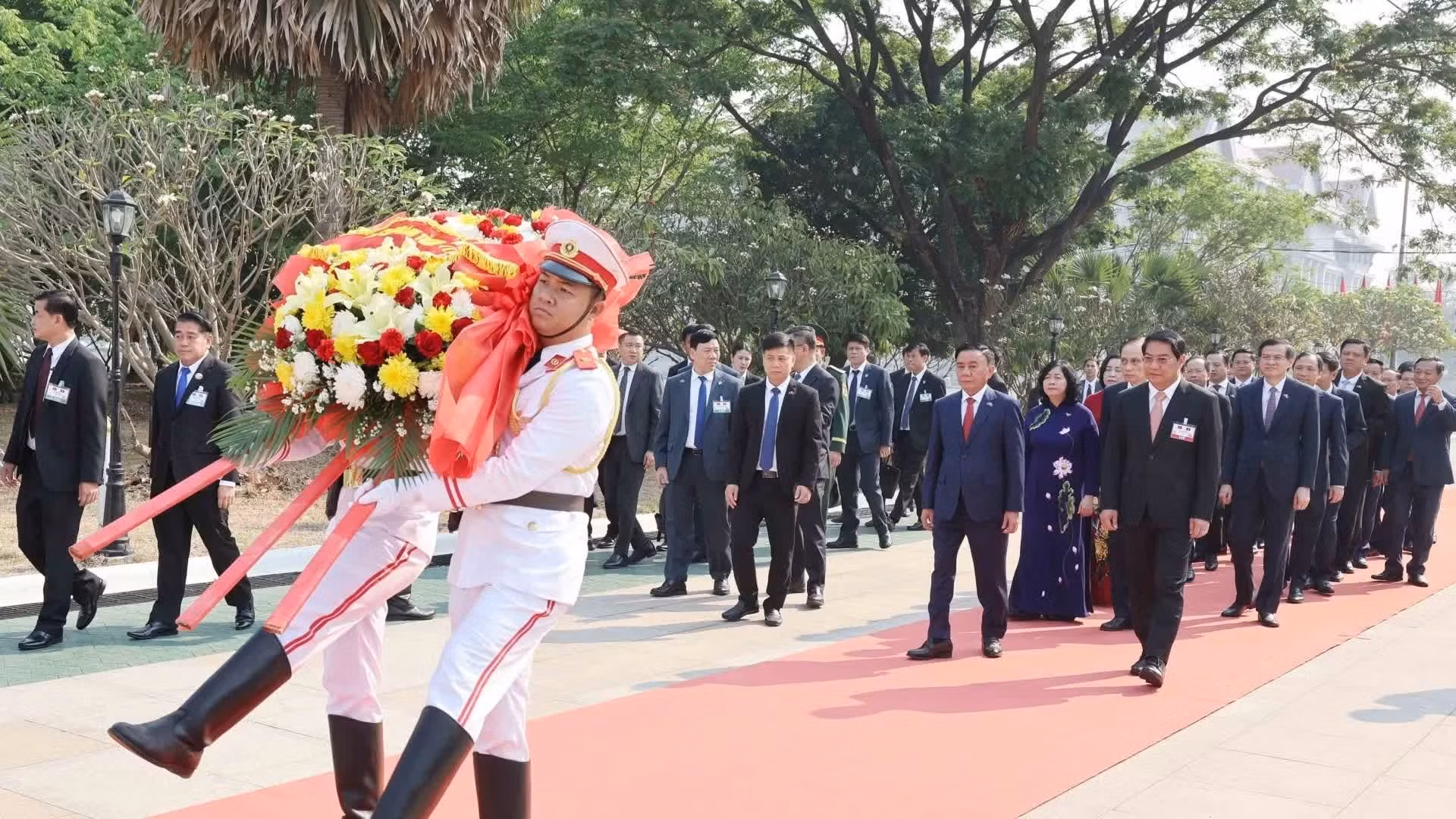 [Foto] Alto funcionario vietnamita rinde homenaje a combatientes desconocidos en Laos