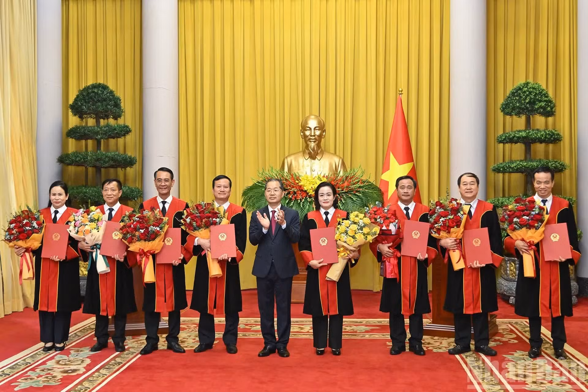 El presidente del Tribunal Popular Supremo de Vietnam, Nguyen Van Quang, felicita a sus nuevos colegas.