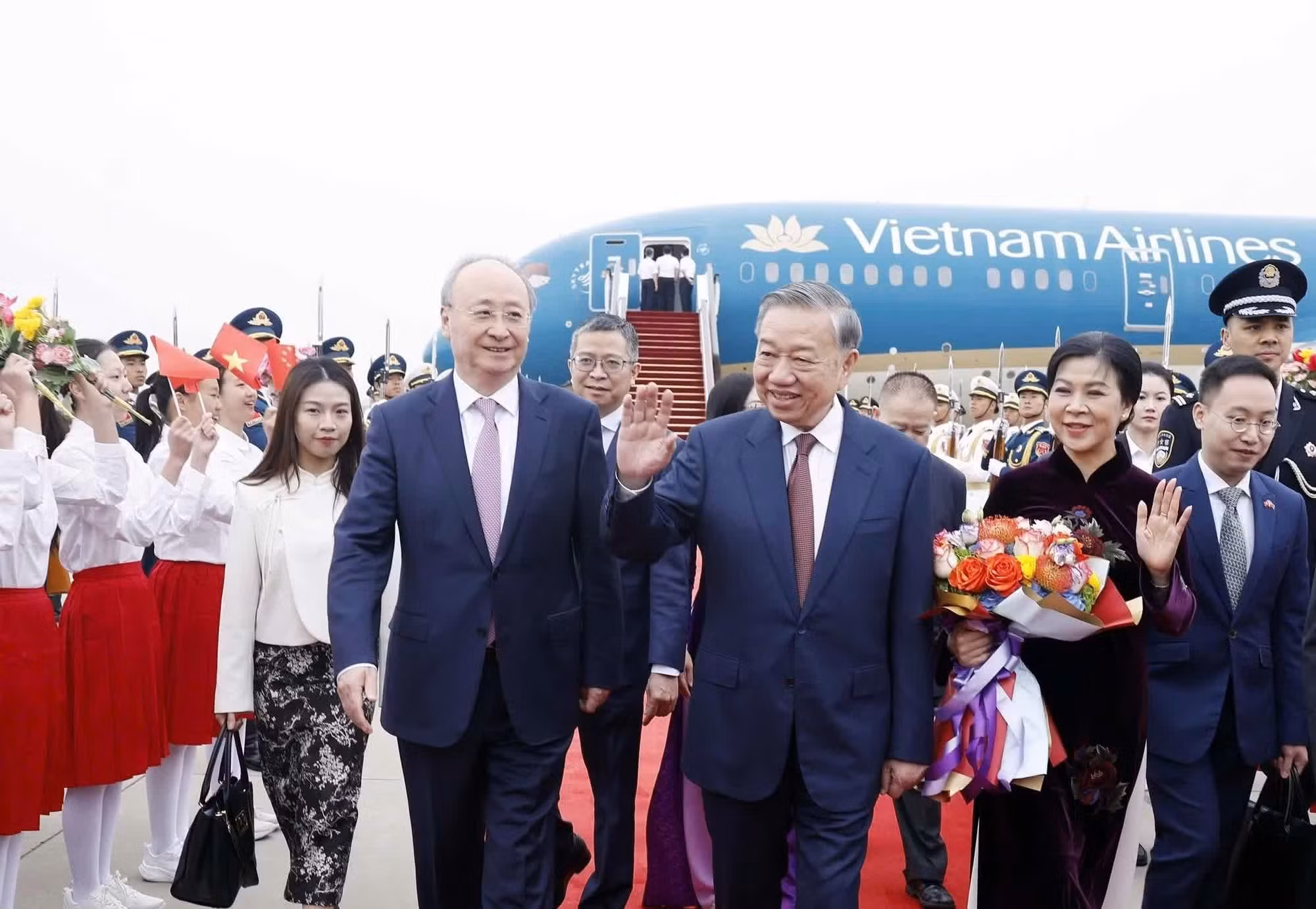 Vista de la ceremonia de bienvenida al secretario general del Partido Comunista de Vietnam y presidente del país, To Lam, y su cónyuge en el Aeropuerto Internacional de Pekín-Capital. (Foto: VNA)