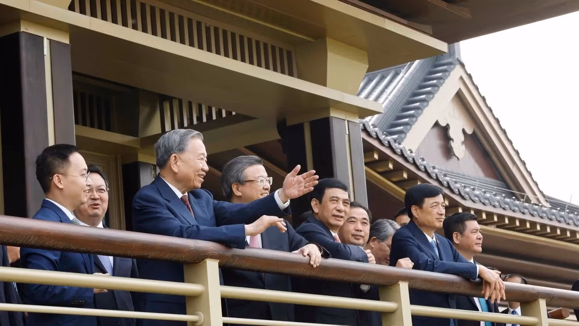 El secretario general del Partido Comunista de Vietnam y presidente del Estado, To Lam, visita las obras de la Nueva Área de Xiong'an, en la provincia china de Hebei.