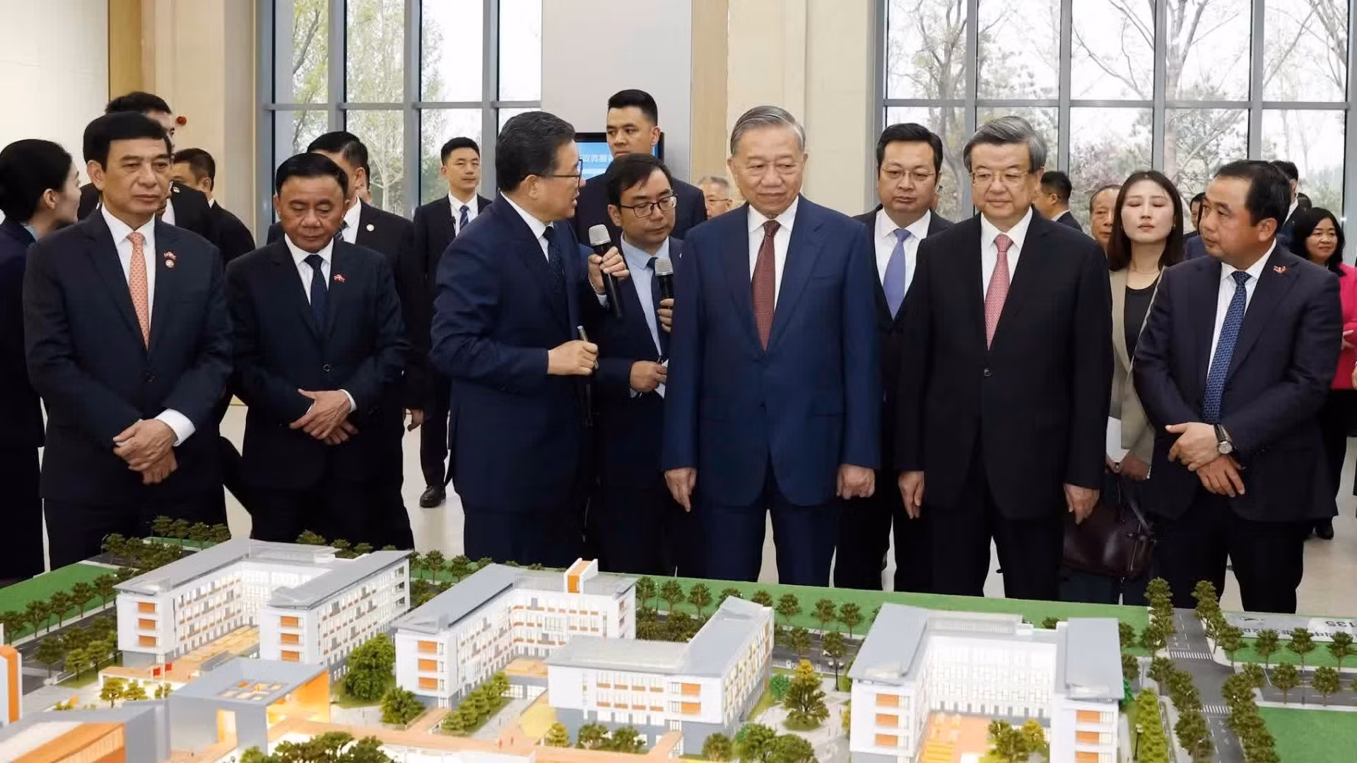 El secretario general del Partido Comunista y presidente de Vietnam, To Lam, y la delegación de alto nivel que lo acompaña, visitan la Nueva Área de Xiong'an, en Hebei.