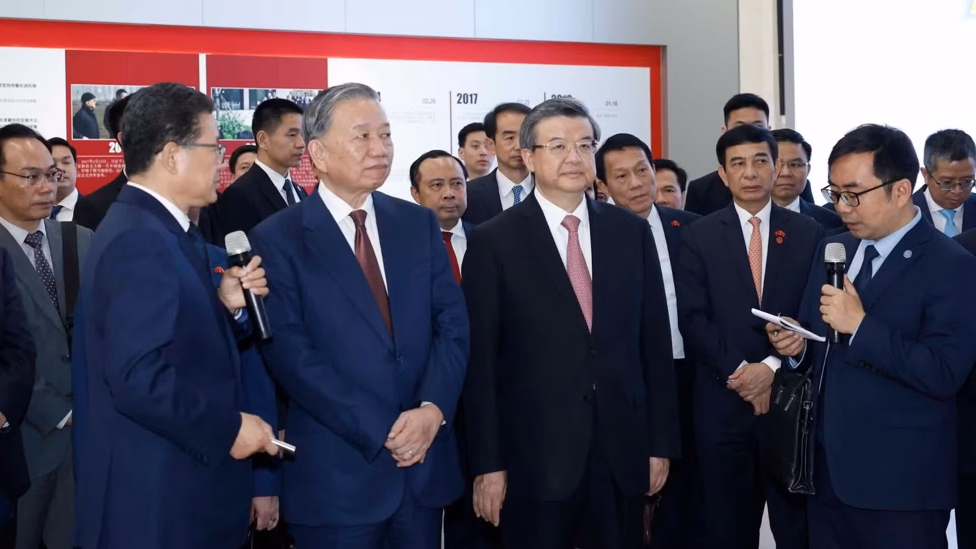 El secretario general del Partido Comunista y presidente de Vietnam, To Lam, recorre la Nueva Área de Xiong'an, en Hebei.