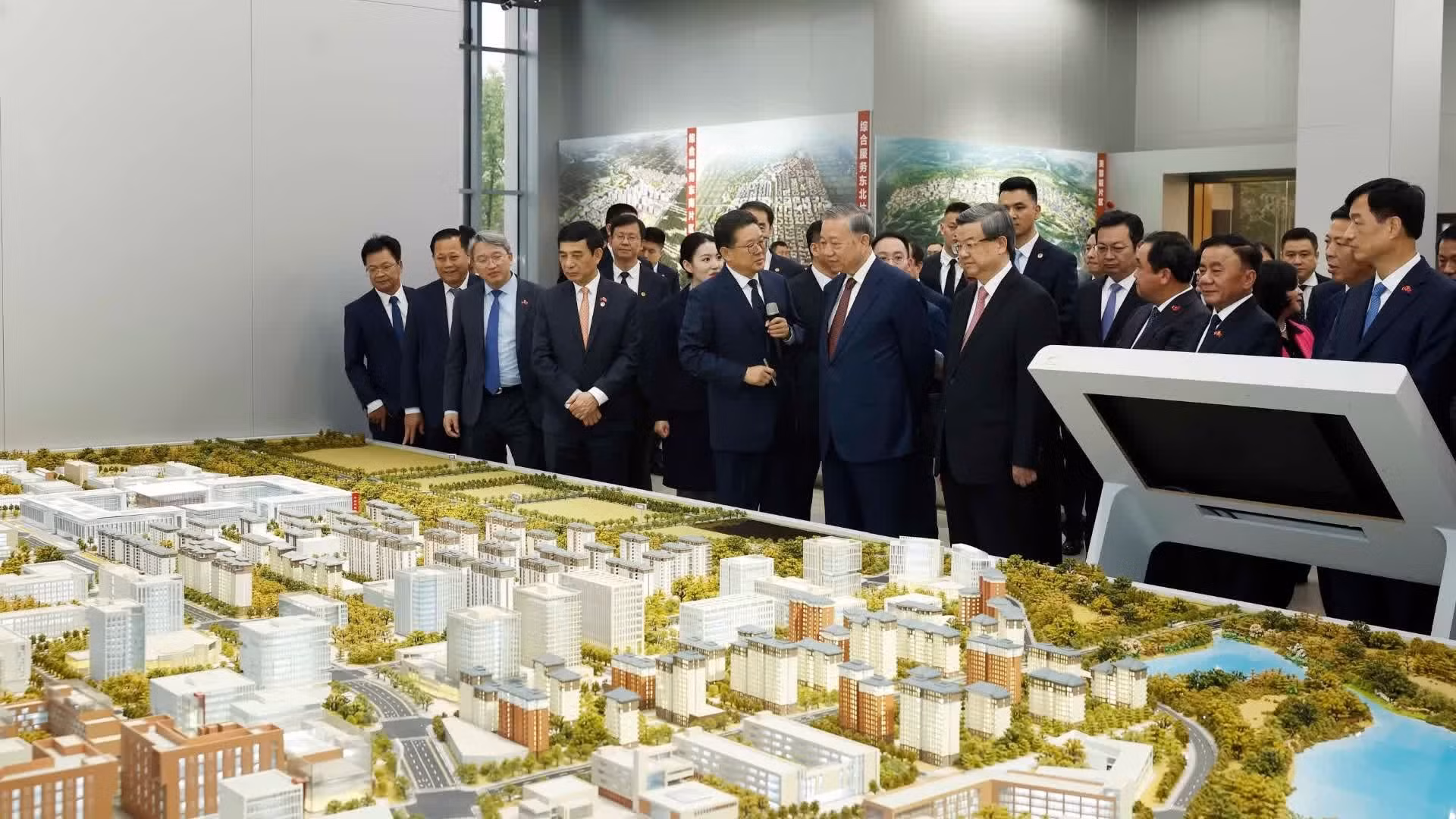 La actividad se enmarca en la visita de Estado del máximo dirigente vietnamita a China del 14 al 17 de los corrientes.