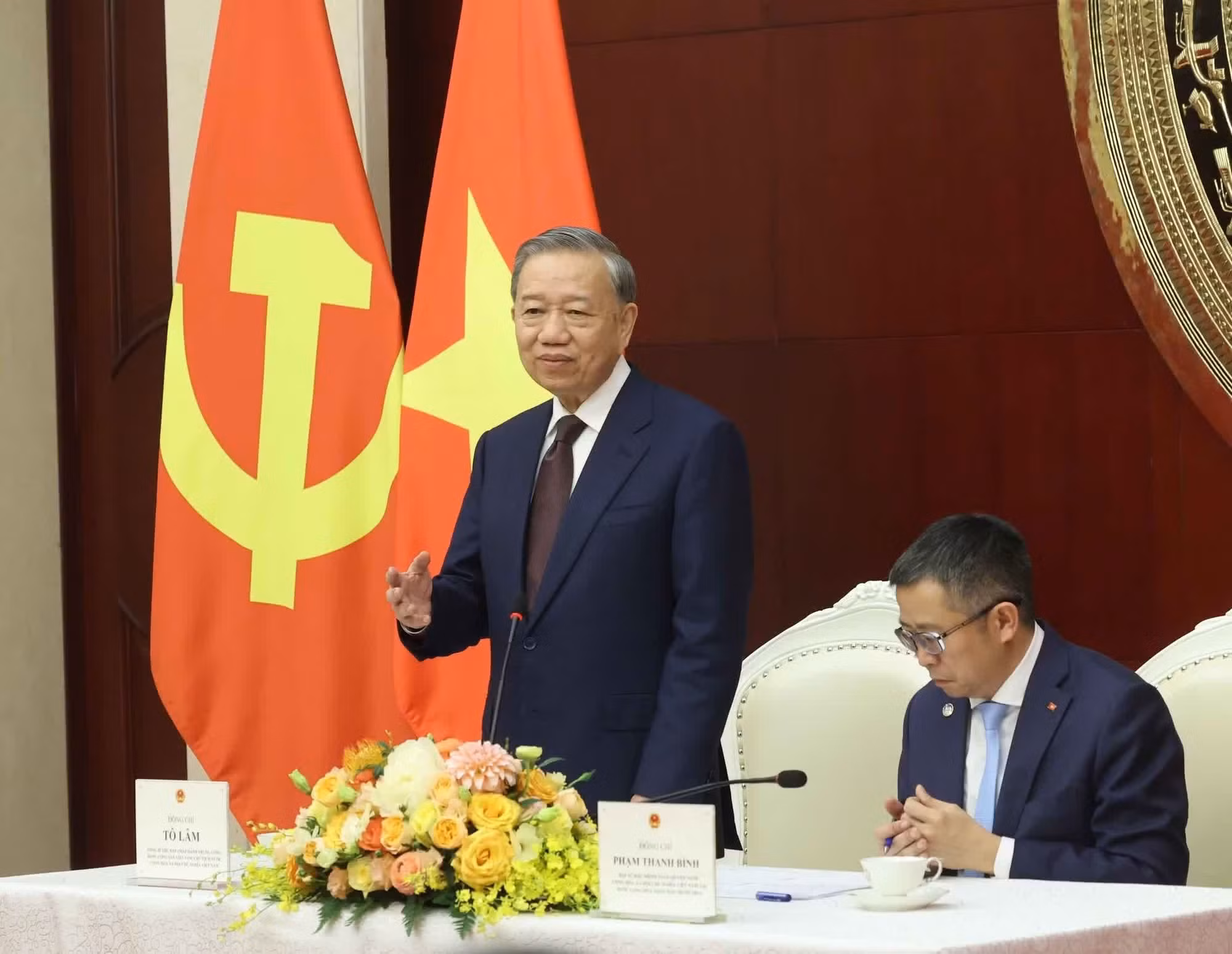 To Lam interviene en la reunión con el personal diplomático y representantes de la comunidad vietnamita en China.