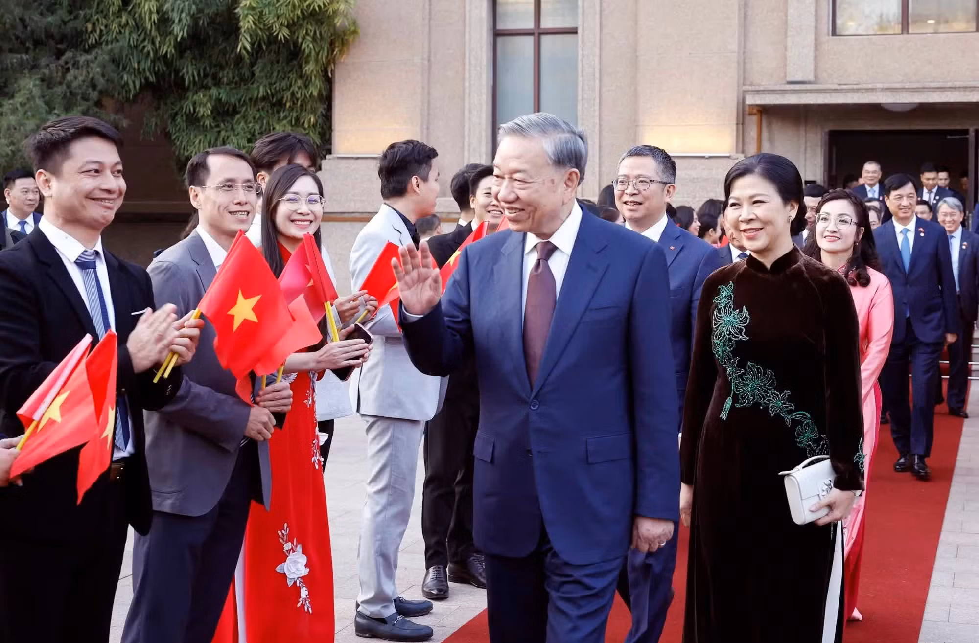 El secretario general del Partido Comunista de Vietnam y presidente del país, To Lam, y su cónyuge, se reúnen con empleados de la embajada y demás compatriotas en China.