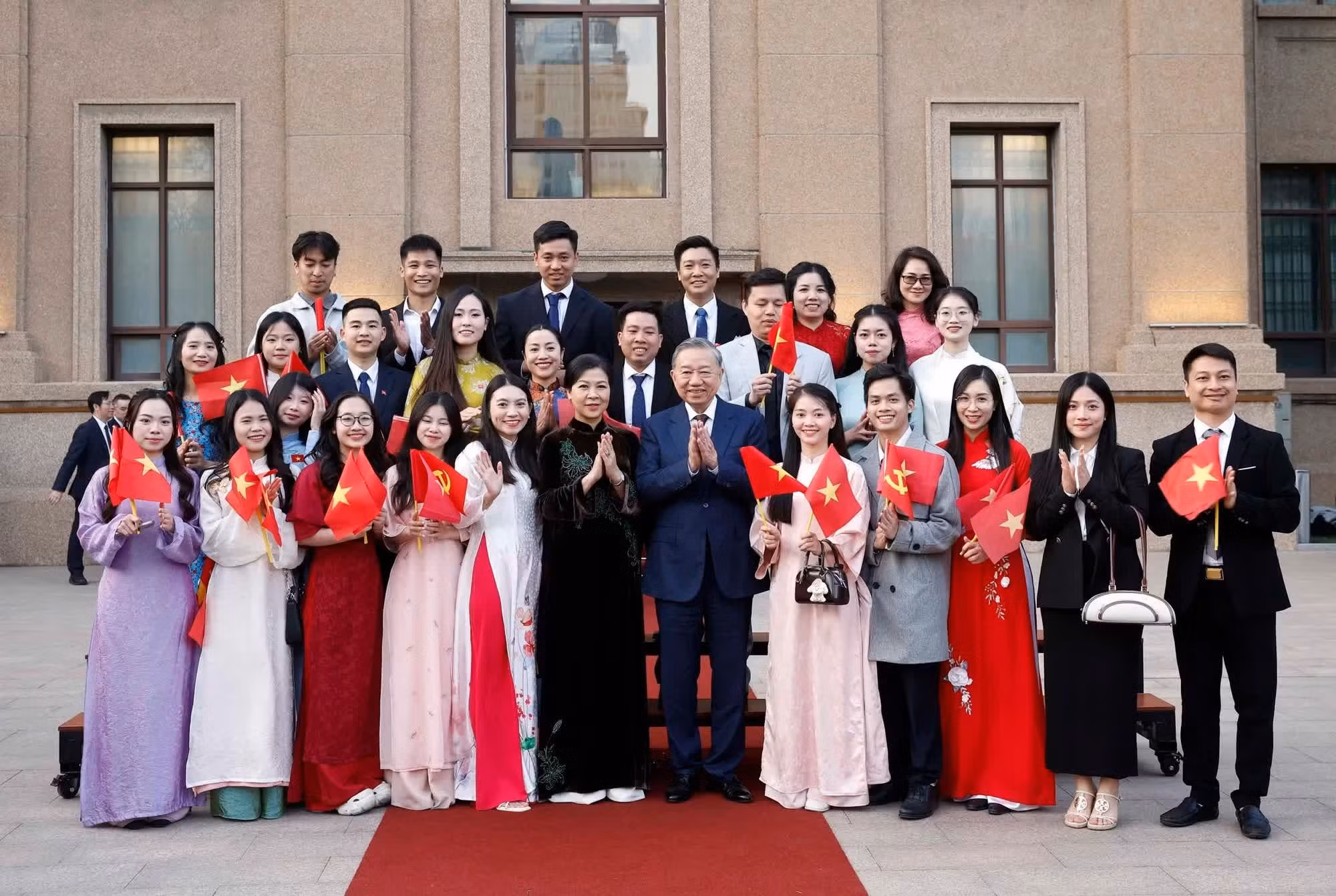 El secretario general del Partido Comunista de Vietnam y presidente del país, To Lam, y su cónyuge, posan junto con empleados de la embajada y demás compatriotas en China.