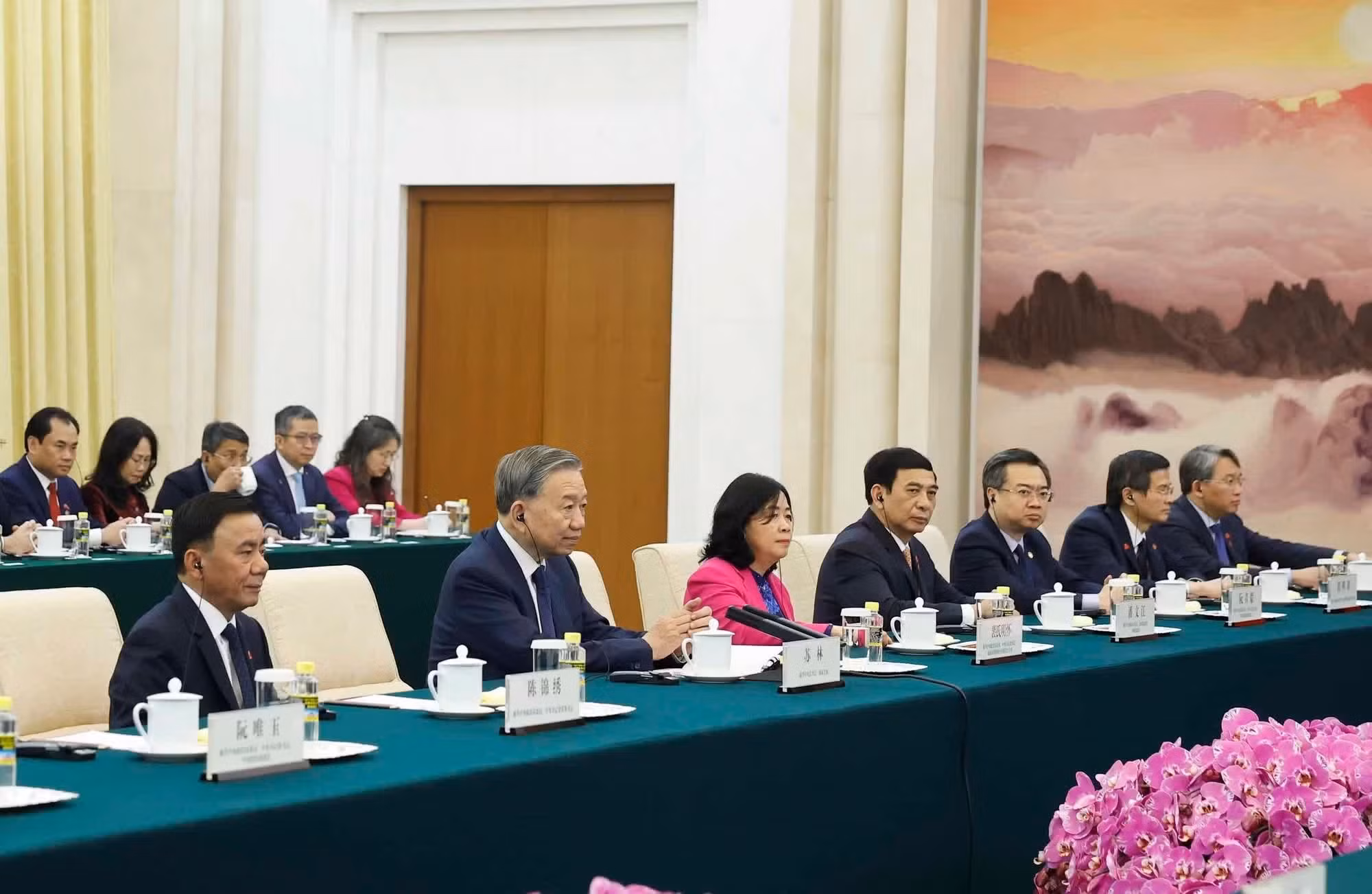 El secretario general del Partido Comunista de Vietnam y presidente del país, To Lam, en la conversación con el presidente del Comité Nacional de la Conferencia Consultiva Política del Pueblo Chino, Wang Huning.