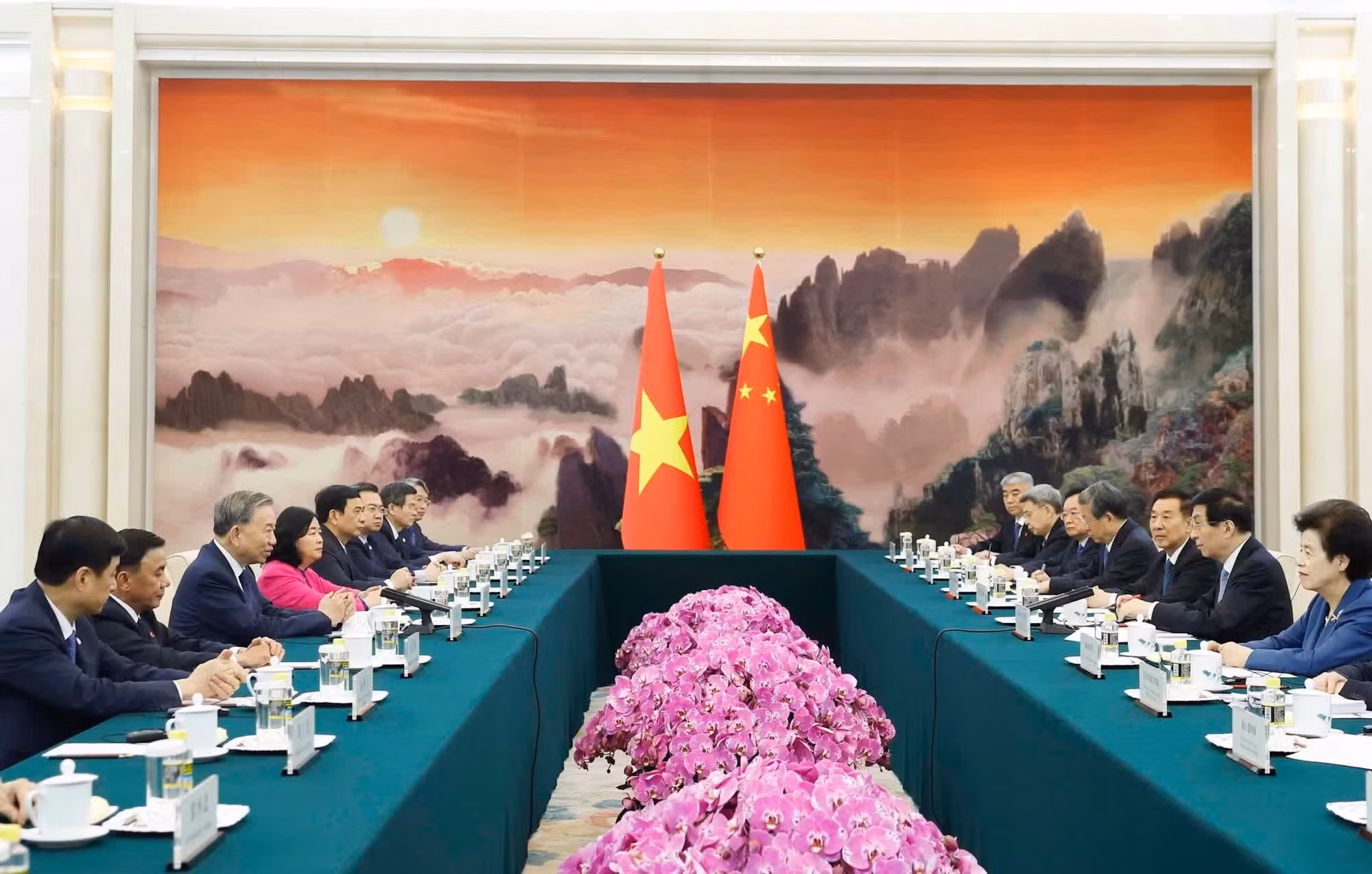 Vista de la reunión entre el secretario general del Partido Comunista de Vietnam y presidente del país, To Lam, y el presidente del Comité Nacional de la Conferencia Consultiva Política del Pueblo Chino, Wang Huning.
