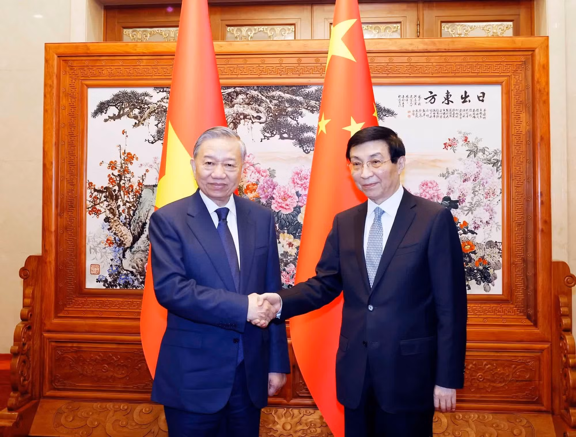 El secretario general del Partido Comunista de Vietnam y presidente del país, To Lam (izquierda), y el presidente del Comité Nacional de la Conferencia Consultiva Política del Pueblo Chino, Wang Huning.
