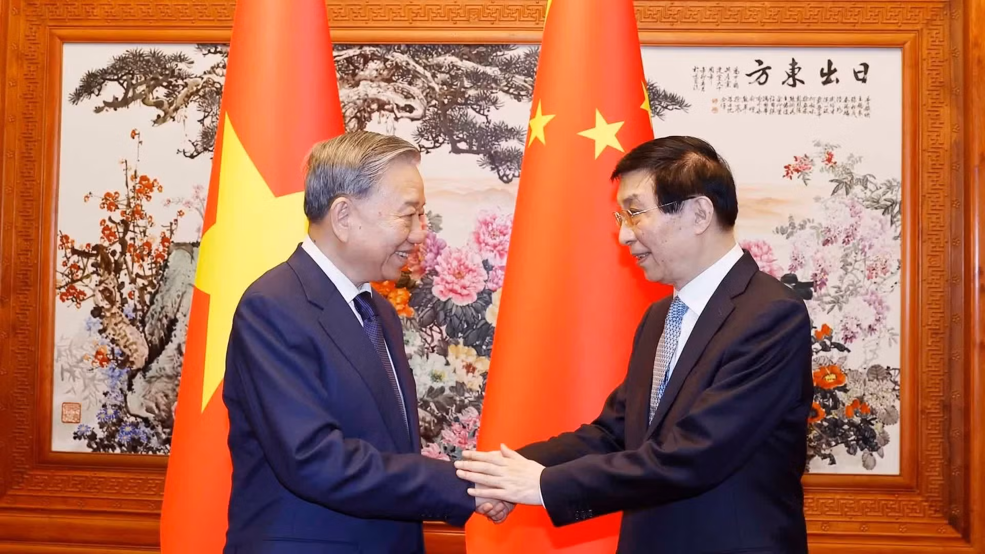 El secretario general del Partido Comunista de Vietnam y presidente del país, To Lam (izquierda), se reúne con el presidente del Comité Nacional de la Conferencia Consultiva Política del Pueblo Chino, Wang Huning.
