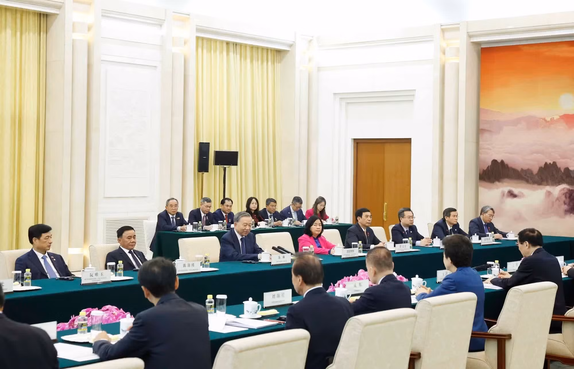Panorama de la reunión entre el secretario general del Partido Comunista de Vietnam y presidente del país, To Lam, y el presidente del Comité Nacional de la Conferencia Consultiva Política del Pueblo Chino, Wang Huning.
