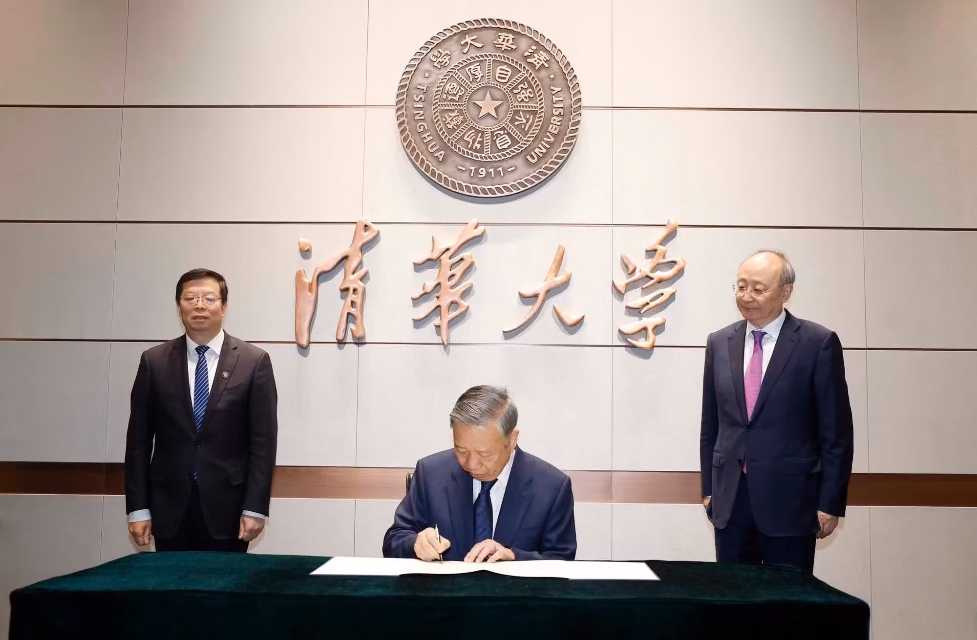 El secretario general del Partido Comunista y presidente de Vietnam, To Lam, firma el libro de visitas en la Universidad Tsinghua.