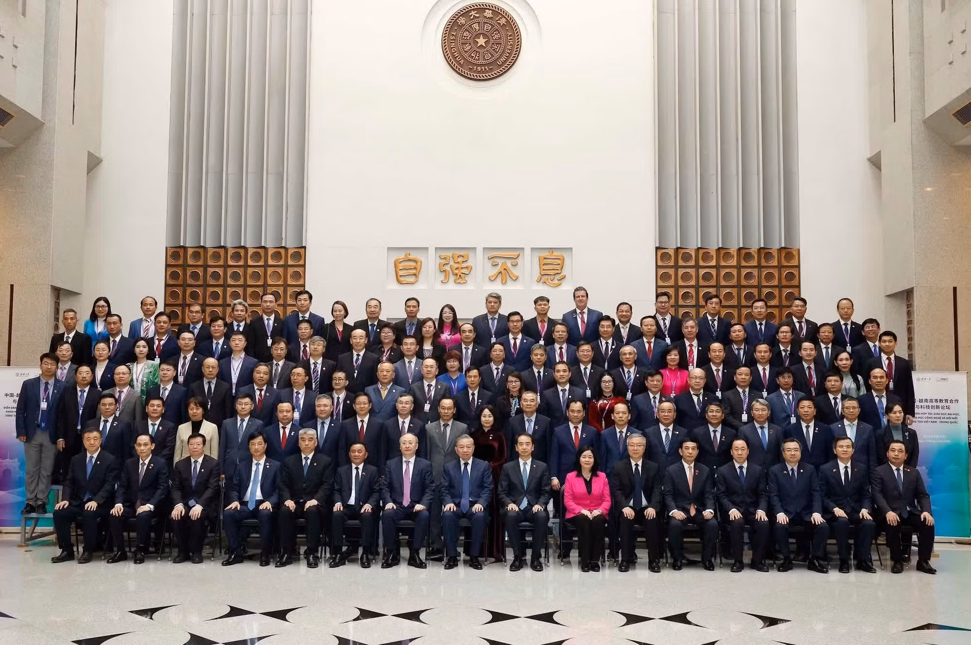 El líder vietnamita se toma fotos con delegados de ambos países.